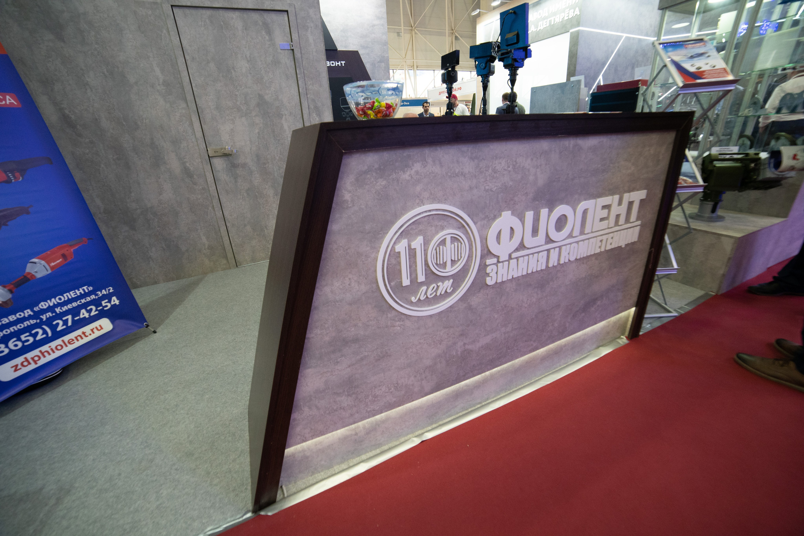 Выставочные стенды. Профессиональный портретный фотограф в Москве Владимир Глаголев