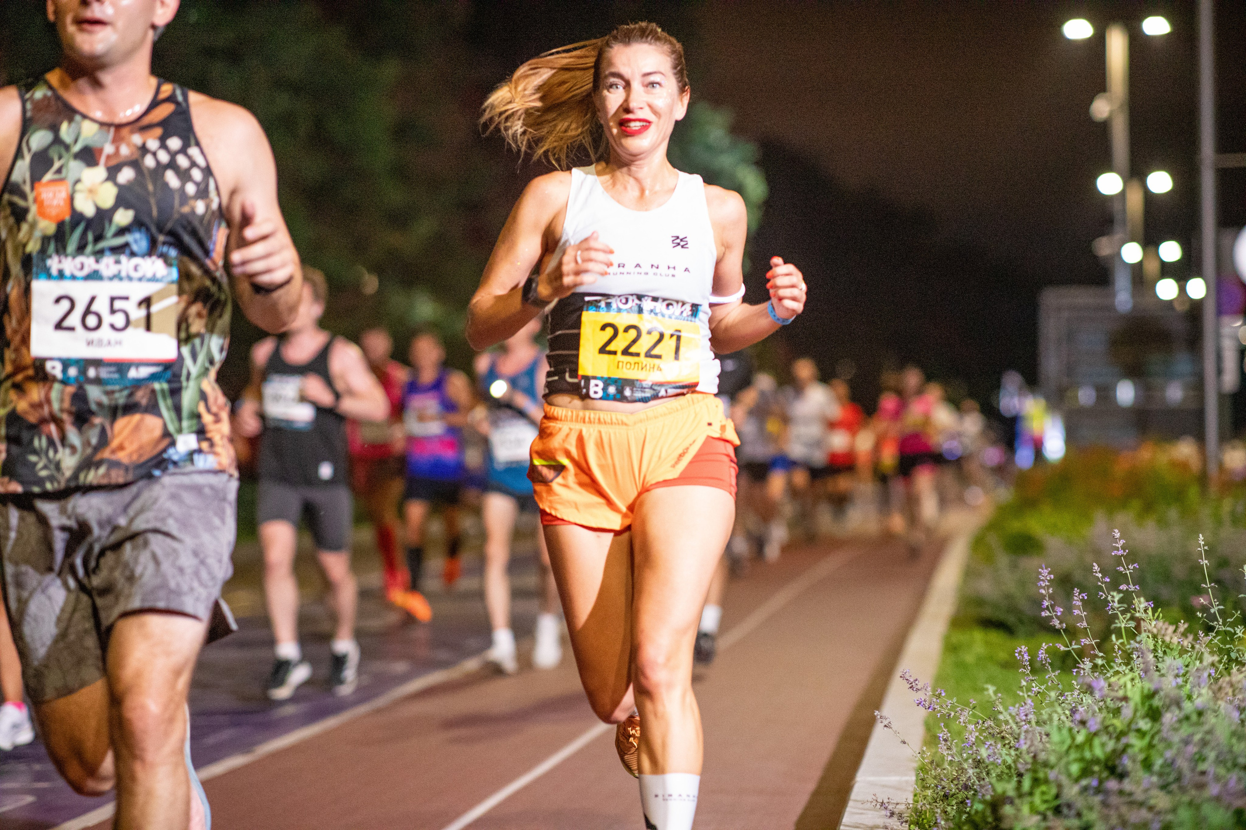 Ночной забег в ленте фотографий бегунов 03.08.24. Фотограф Сергей Ловкий