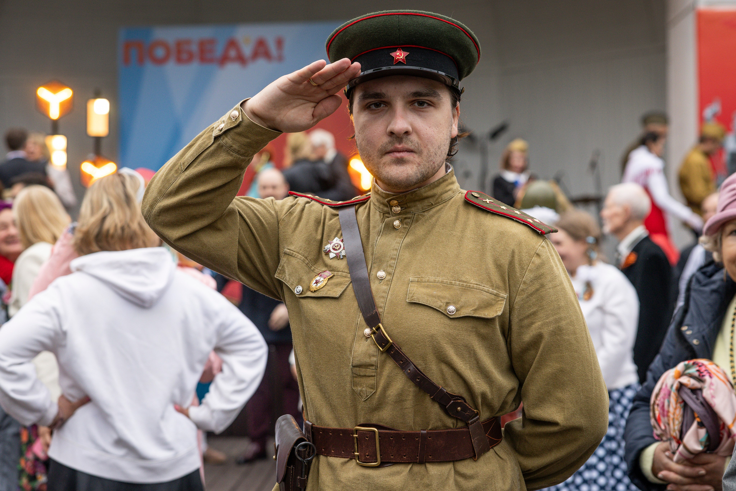 Бал Победы в саду Эрмитаж. Фотограф Сергей Ловкий