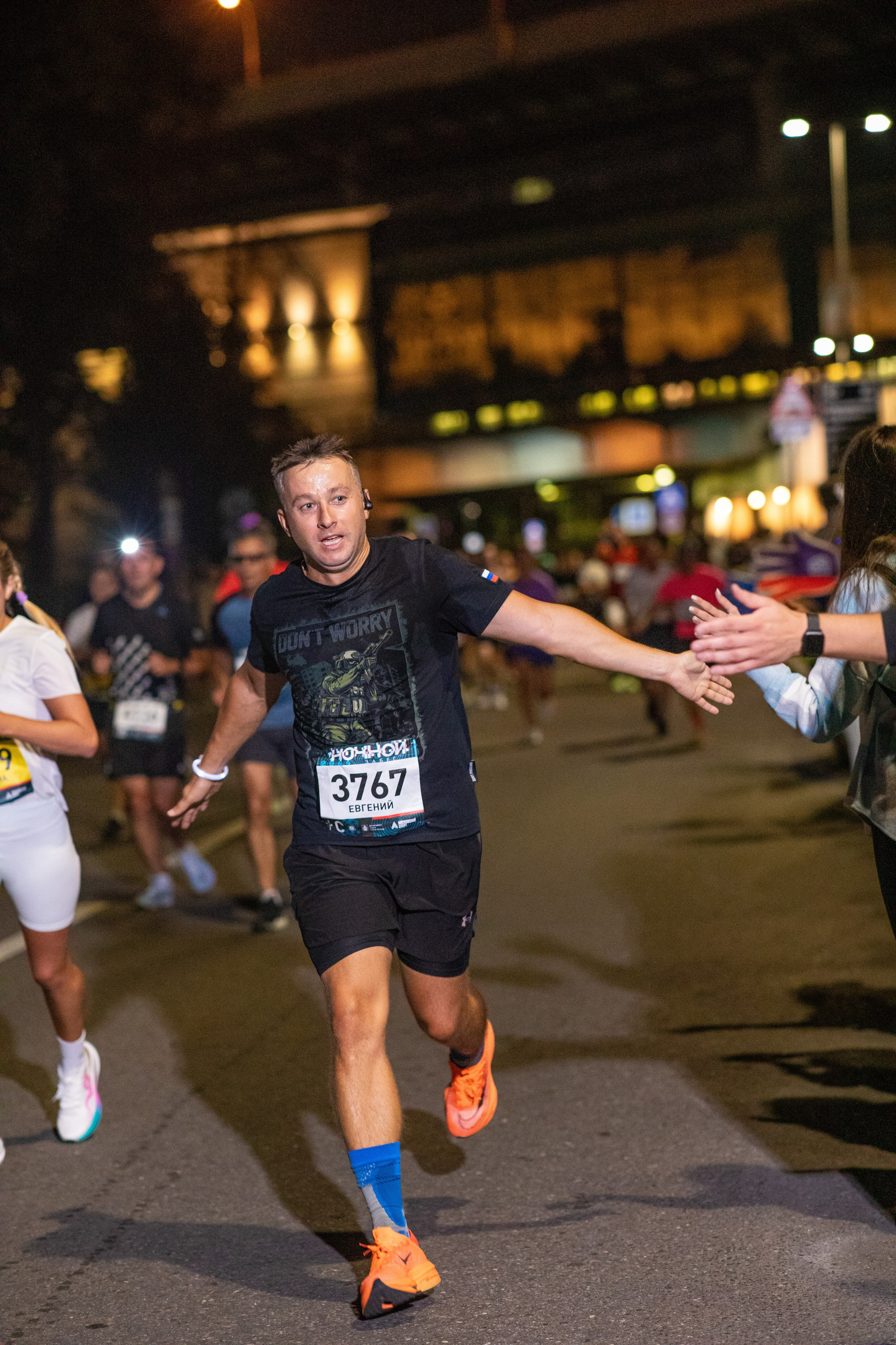 Ночной забег в ленте фотографий бегунов 03.08.24. Фотограф Сергей Ловкий