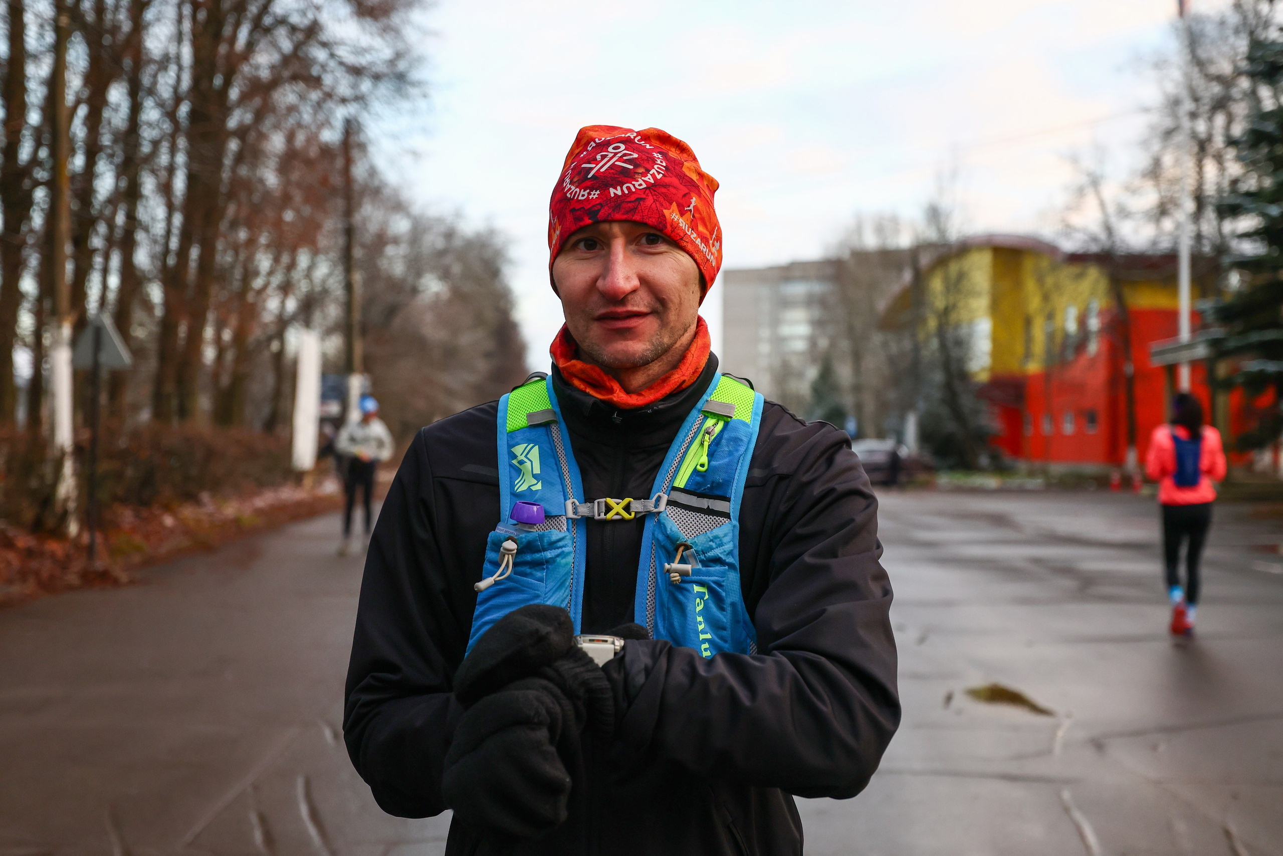 Два лепестка Химкинского марафона у дома, 23.11.25. Фотограф Сергей Ловкий