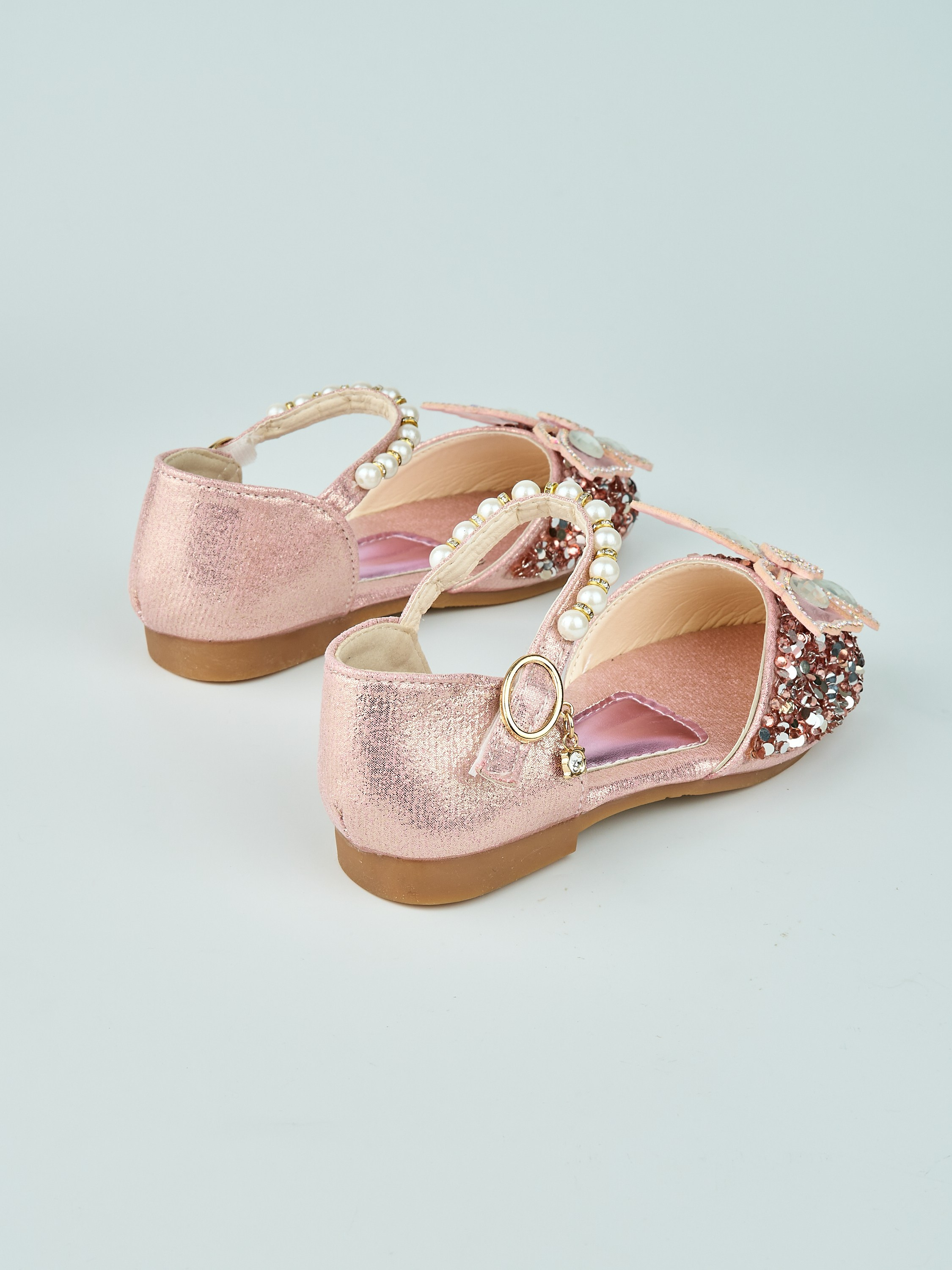 Каталожная фотосъёмка детских туфель для Wildberries