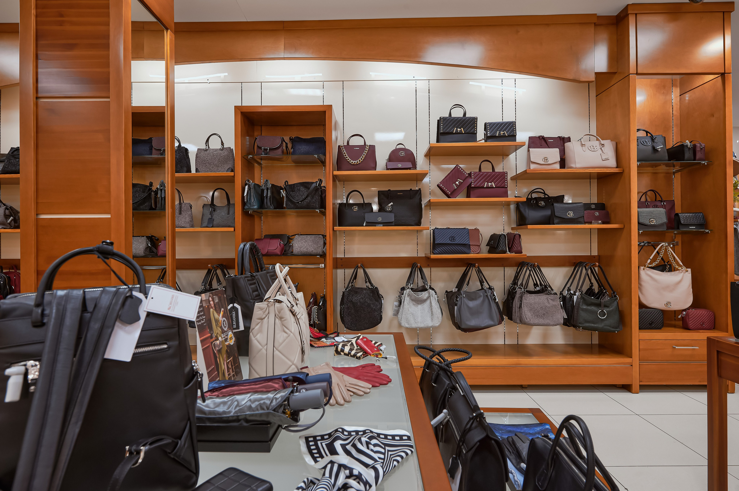 Портфолио по интерьерной и экстерьерной фотосъёмки: Мир Сумок — Правый берег. Фотограф Яковлев Роман — Красноярск