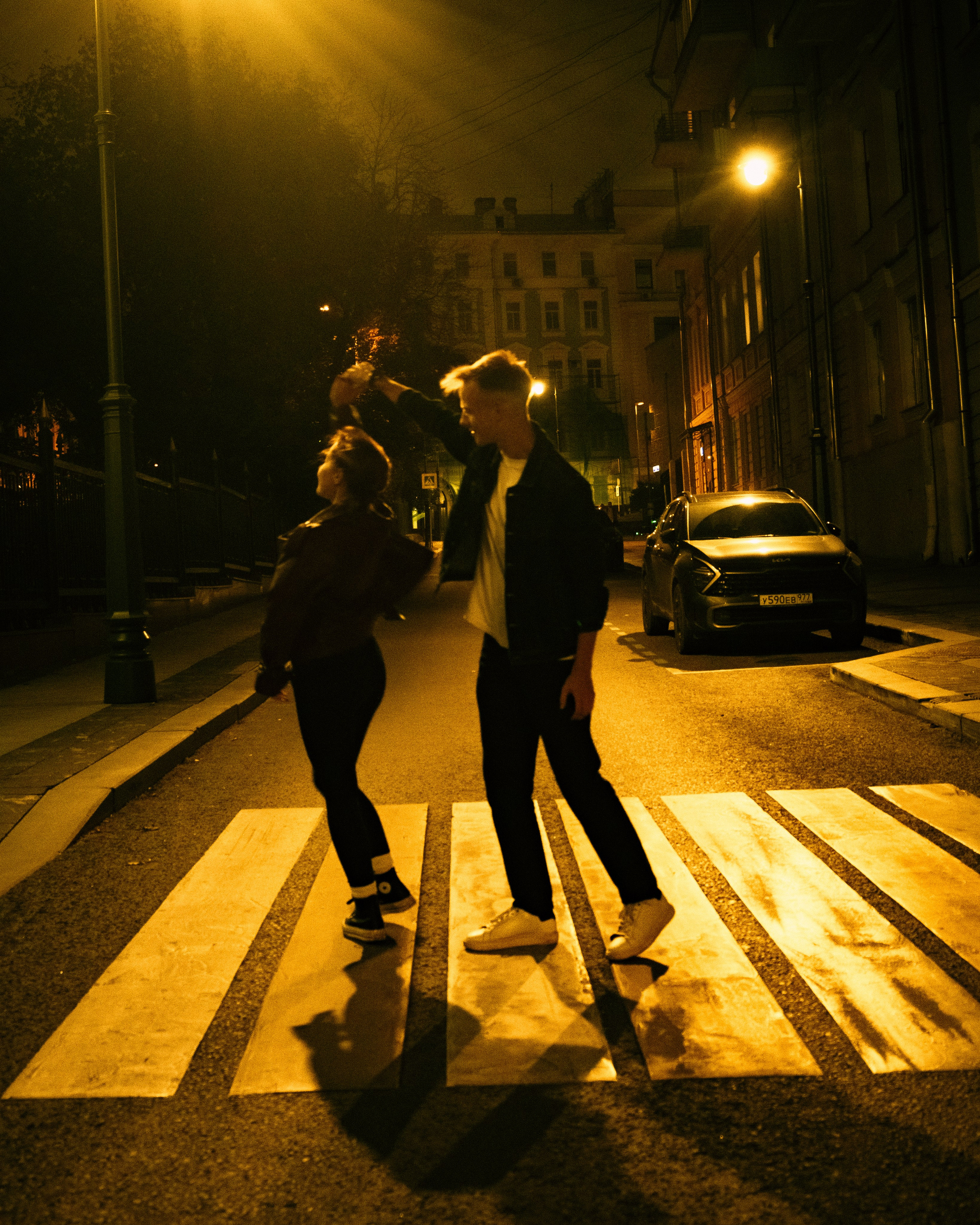 Coppia di ripresa. Fotografo a Mosca con un’atmosfera notturna di foto