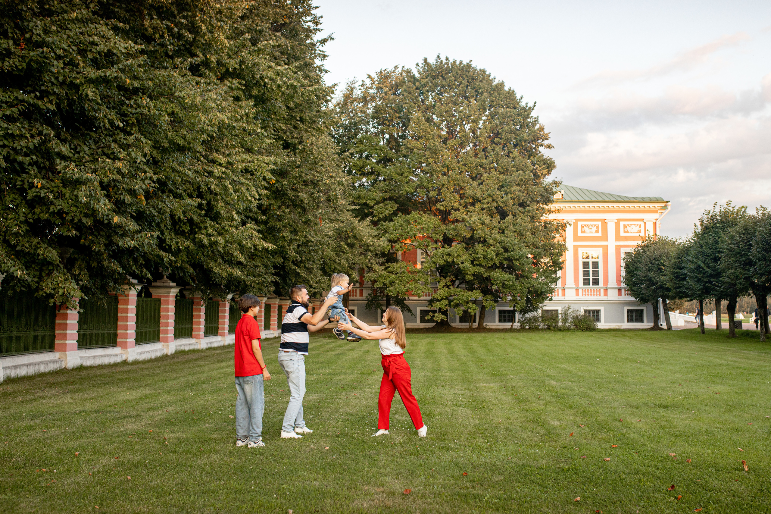 Семейная фотосессия в Кусково. Фотограф в Железнодорожном и Балашихе
