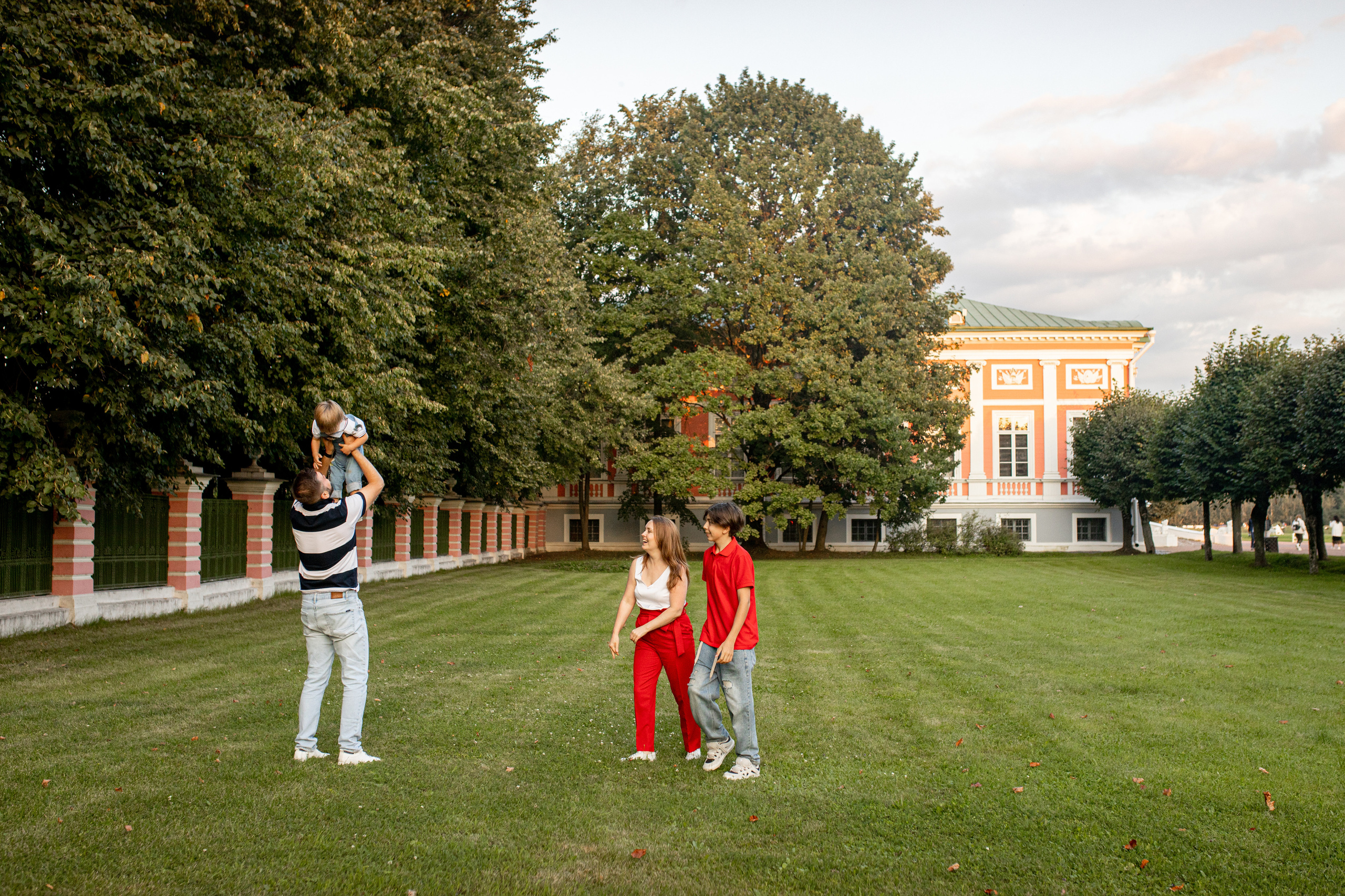 Семейная фотосессия в Кусково. Фотограф в Железнодорожном и Балашихе