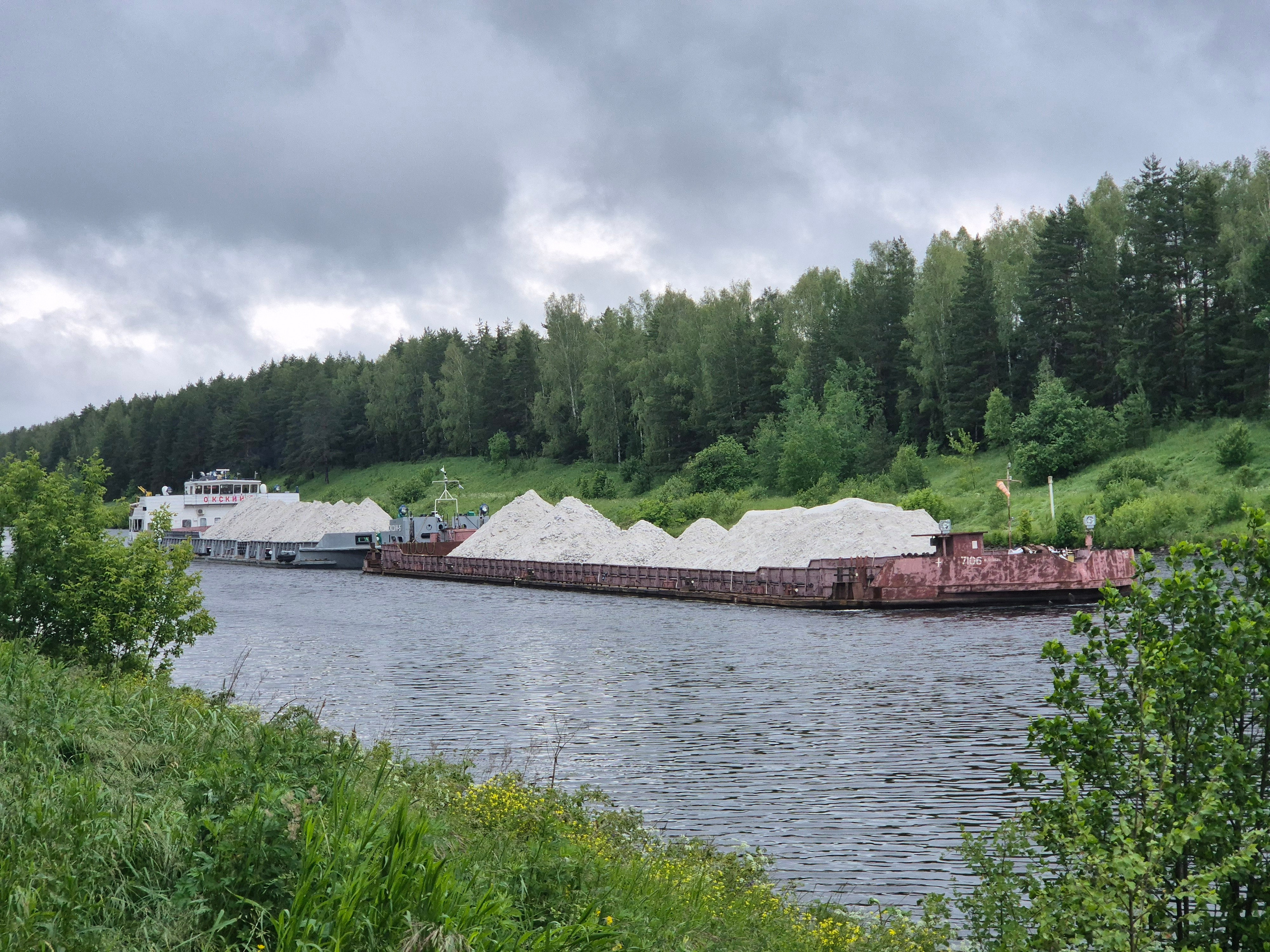 Баржи грузятся прям с берегов и уходят в дальние дали