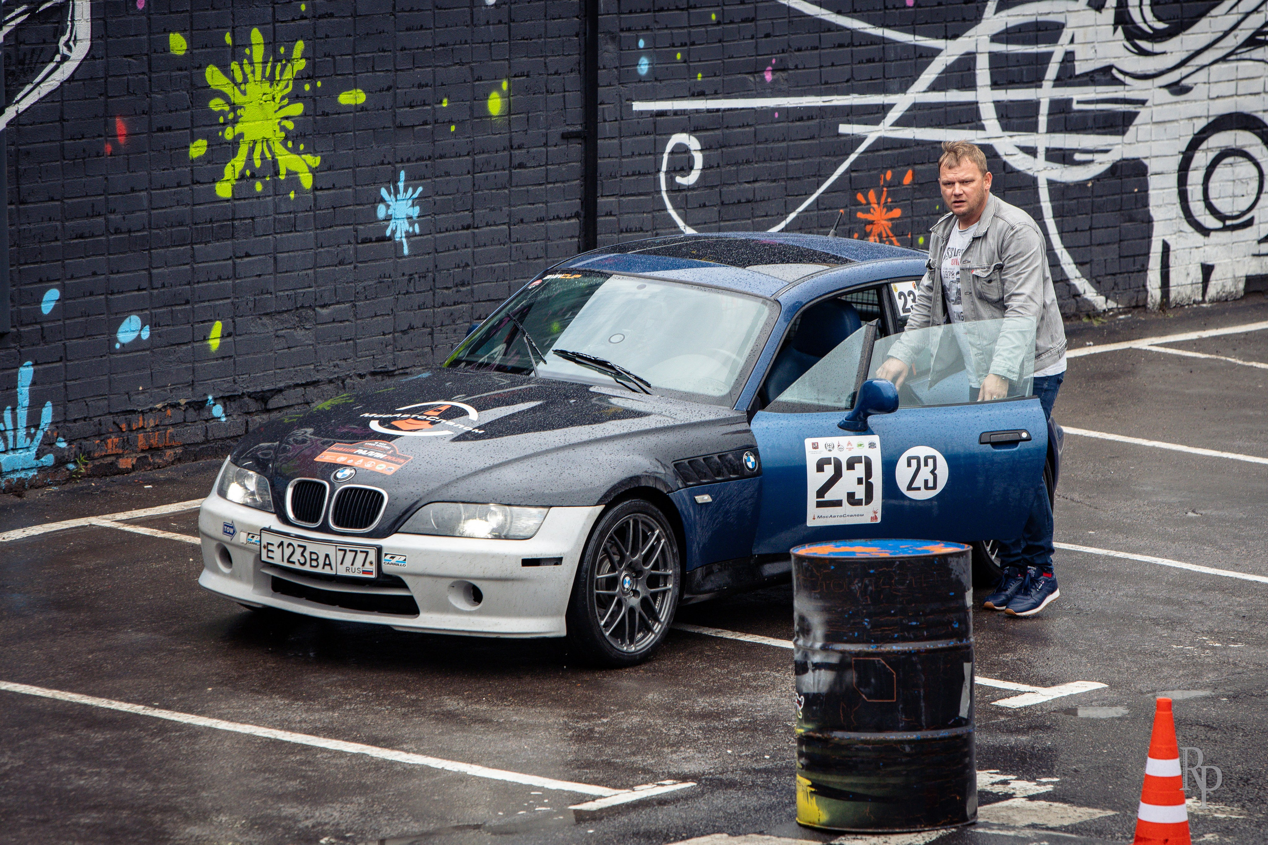 SHOWDOWN. Rusty Photographer