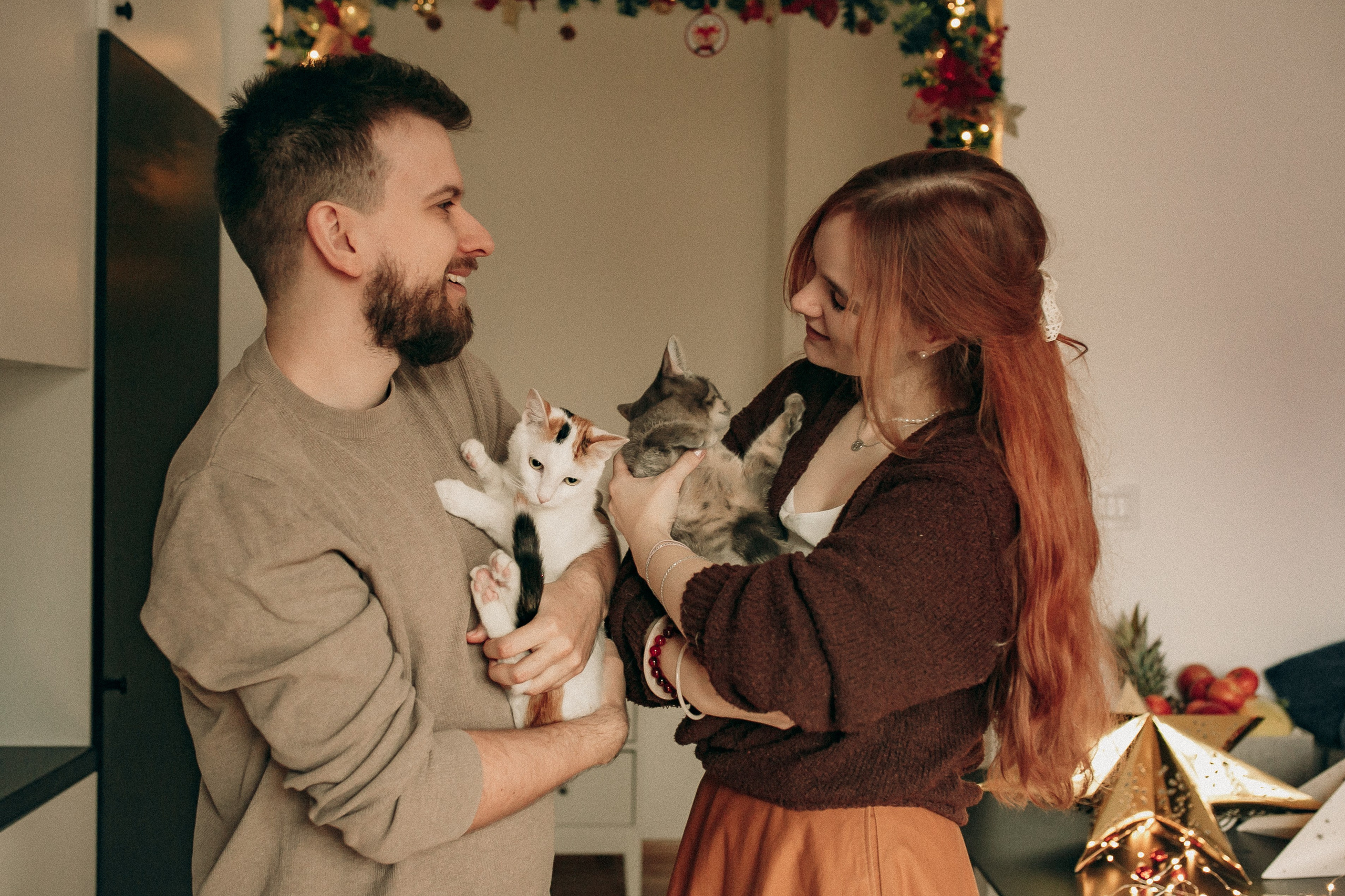 Домашняя фотосессия с котами. Домашняя съёмка влюблённой пары с участием домашних котов.