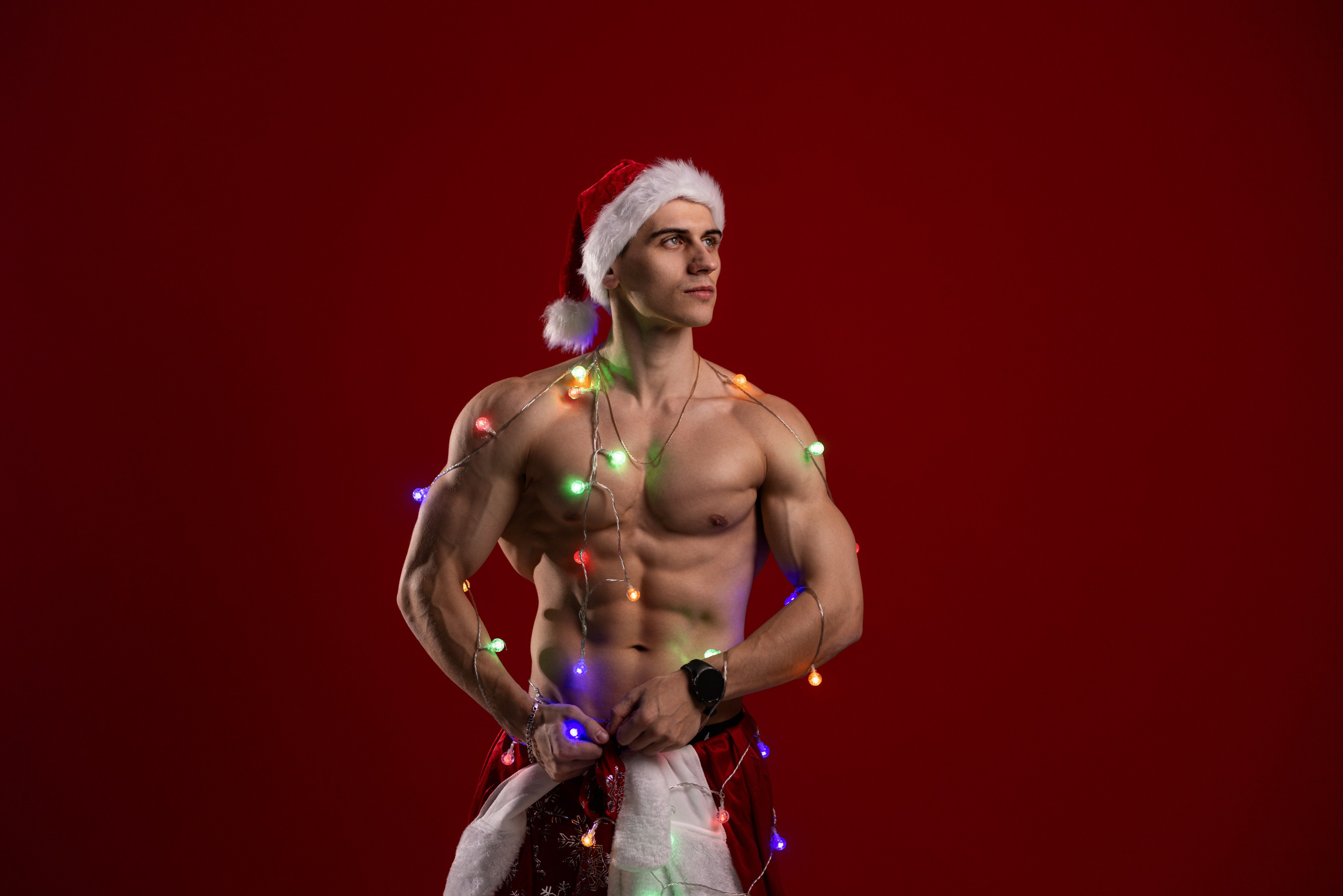 Новогодняя спортивная фотосессиия в студии в костюме деда мороза в Воронеже