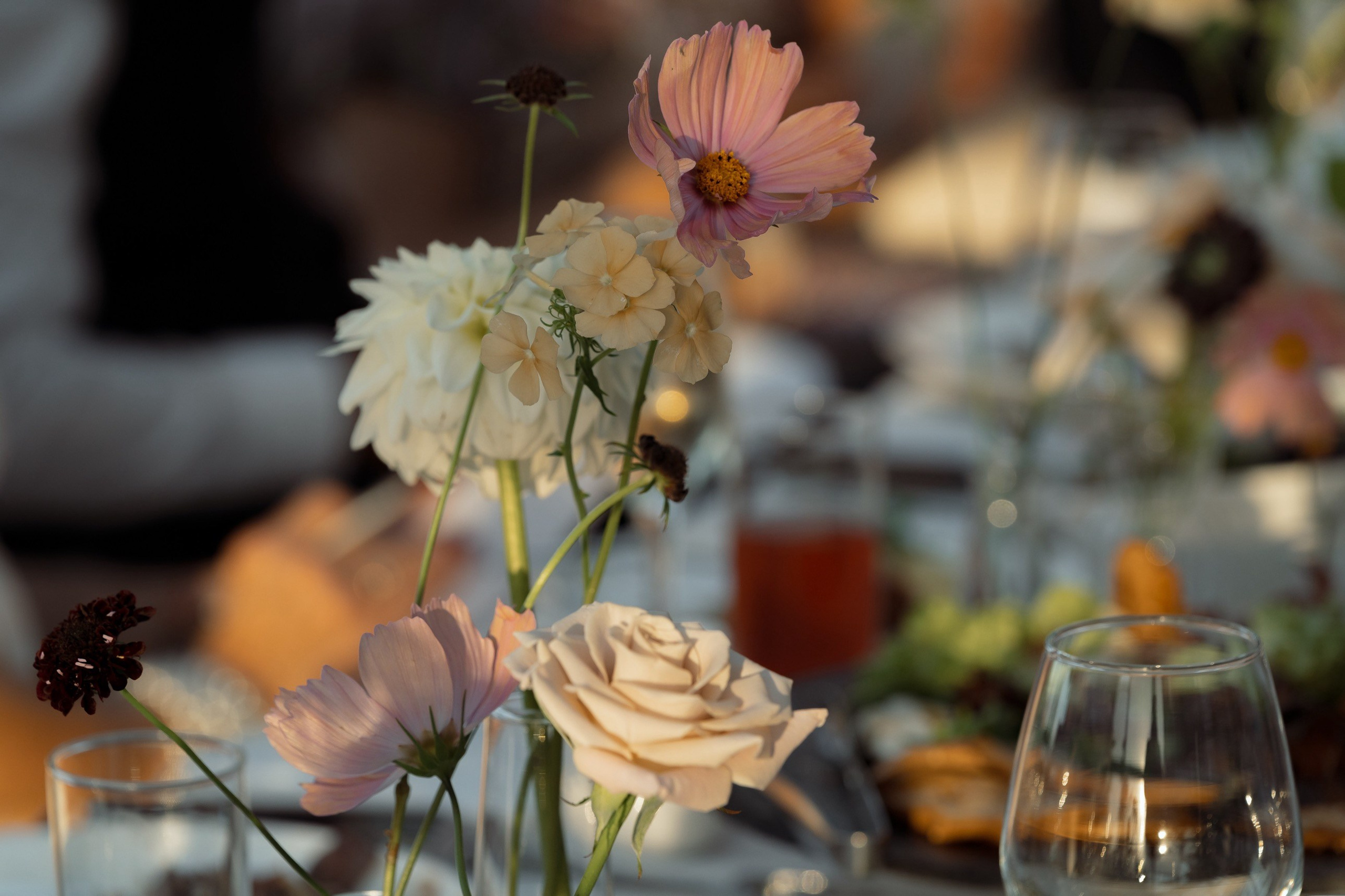 Цветочная композиция и свечи на столе камерной свадебной вечеринки