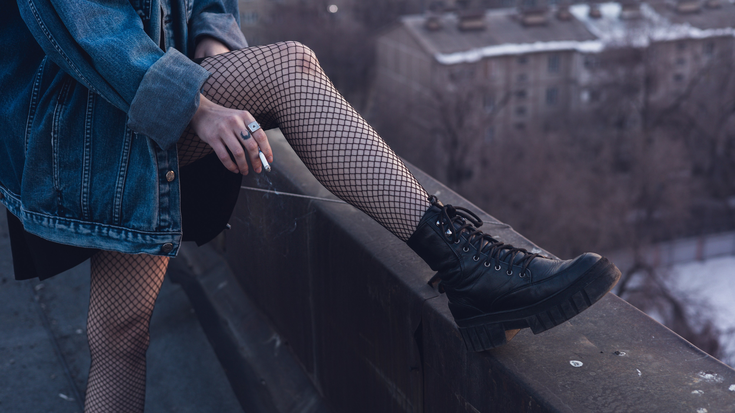 Образ девушки в фотосессии 2k17 с акцентом на детали и настроение