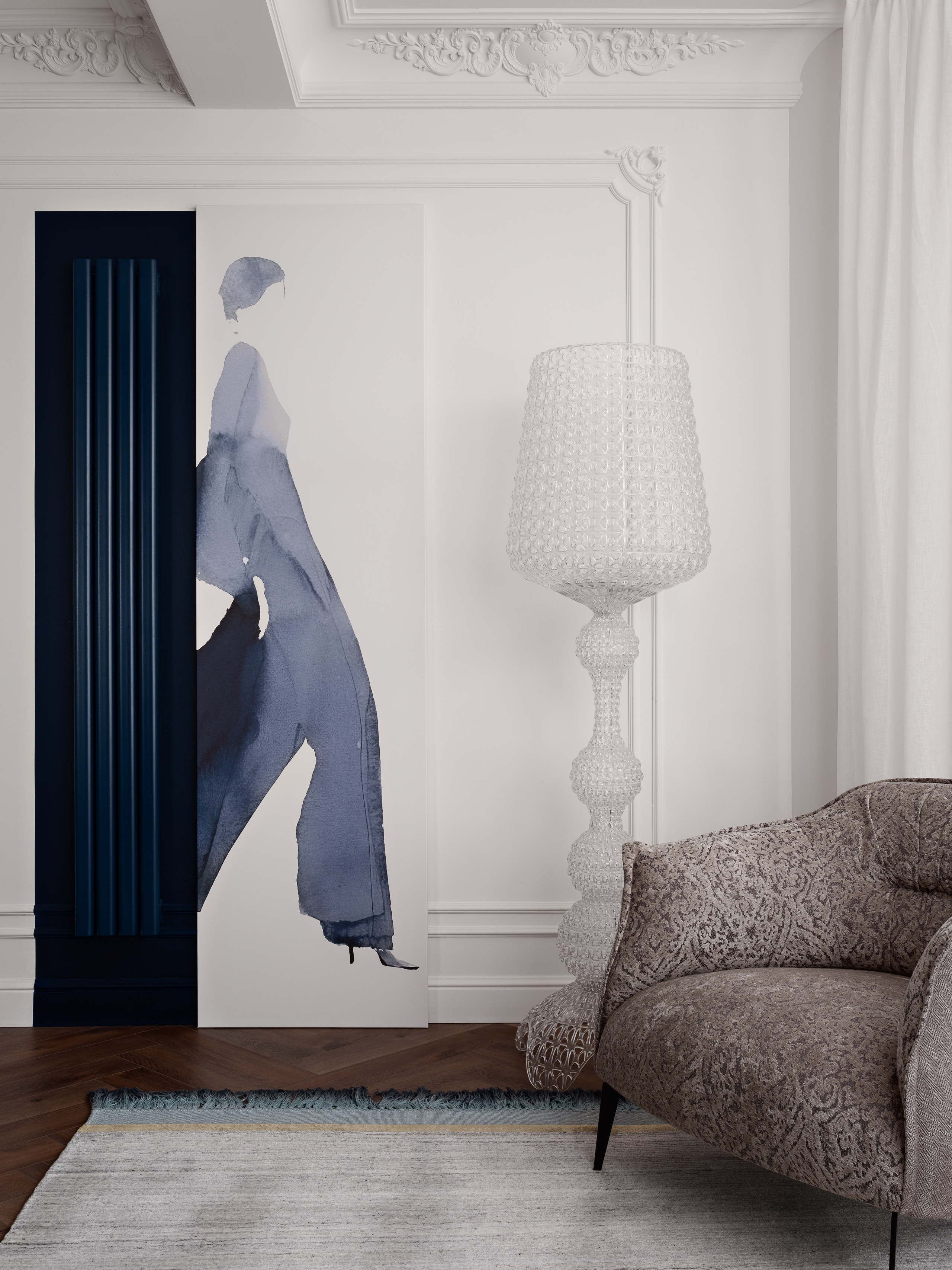 Элегантный интерьер гостиной: стильное фото стены с графичным рисунком в синей палитре, декоративным торшером и мягким креслом на фоне белой лепнины. Современный уютный дизайн создан дизайнером Антоном Логиновым, при поддержке стилиста Алёны Мощенской, фото Сергея Денисенко.