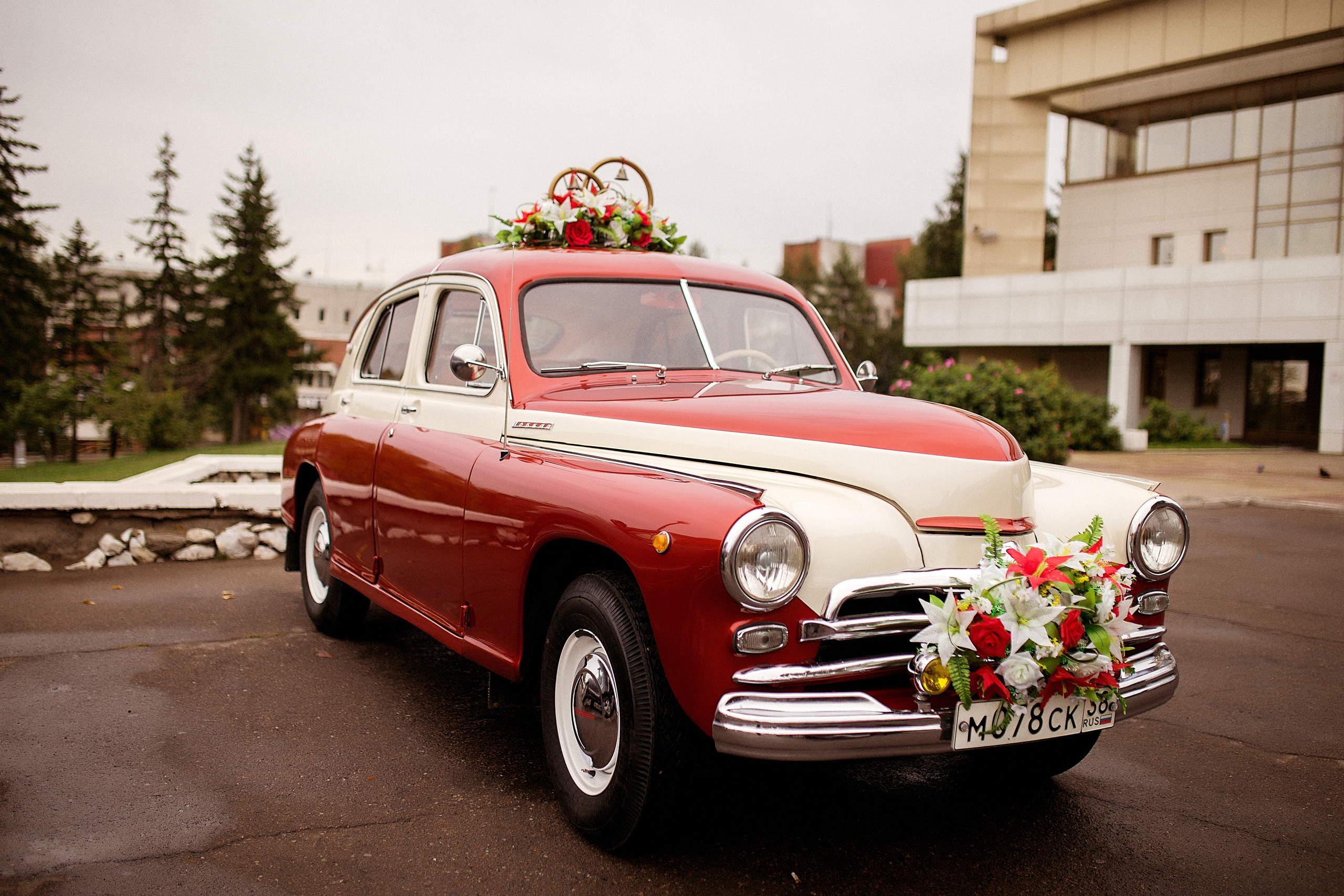 Свадьба в Иркутске, красная машина