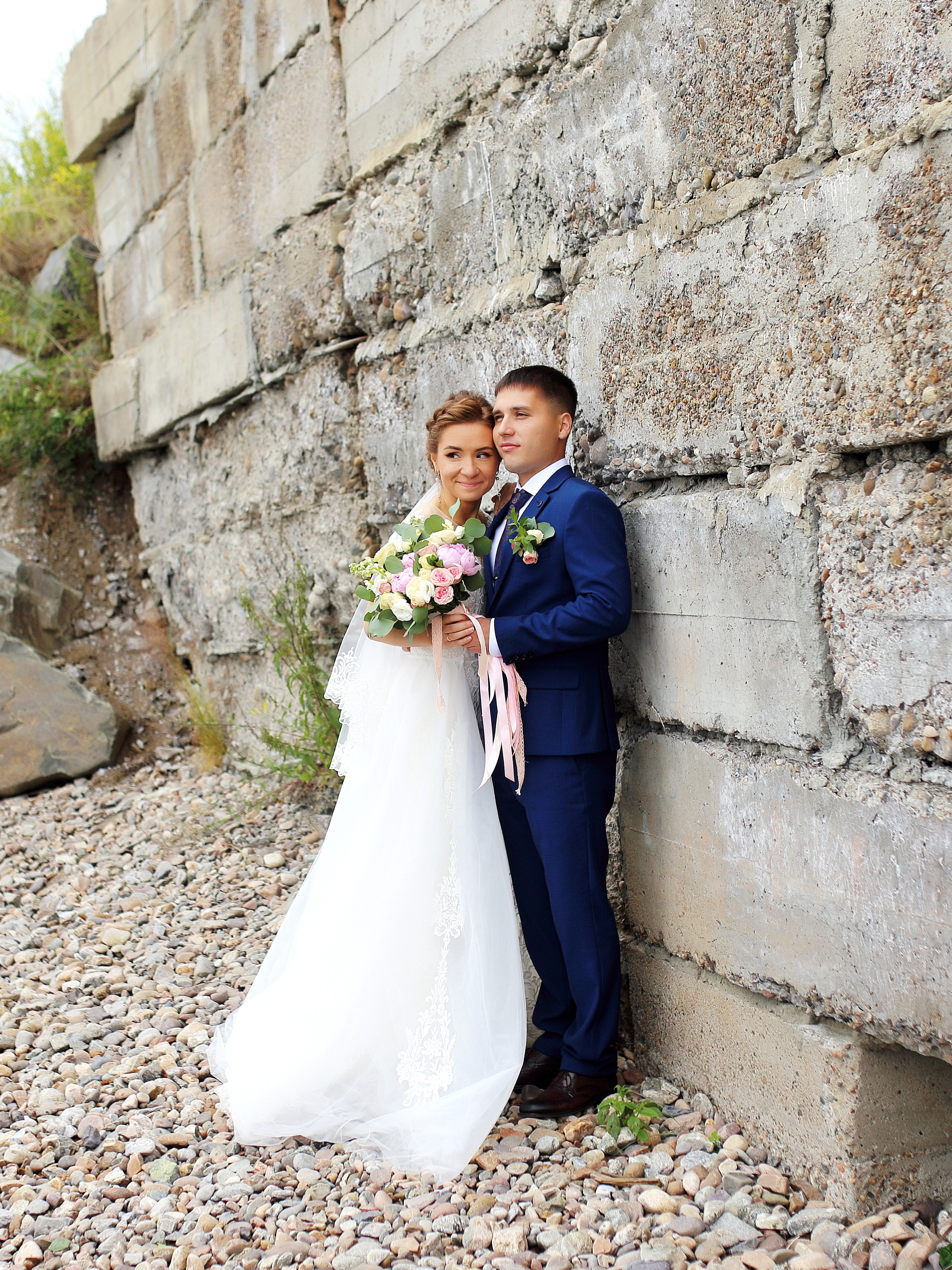 Александр Лихачев фотограф, молодожены у каменной стены