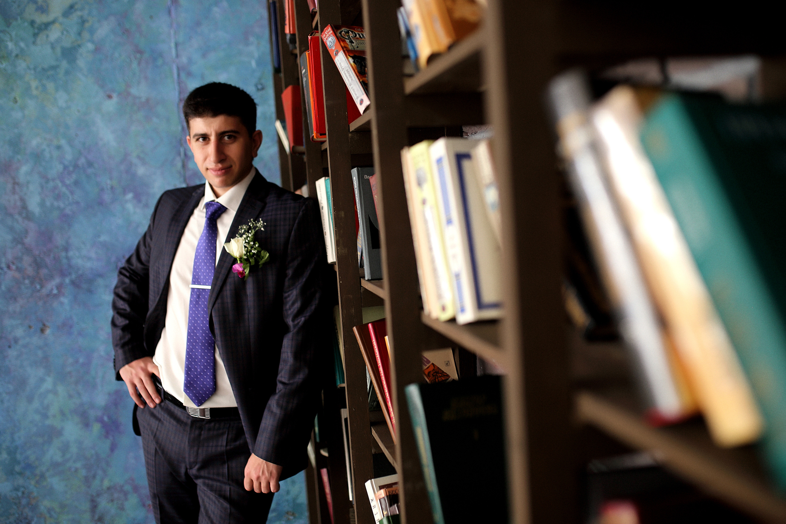 Иркутск, жених на фоне книг