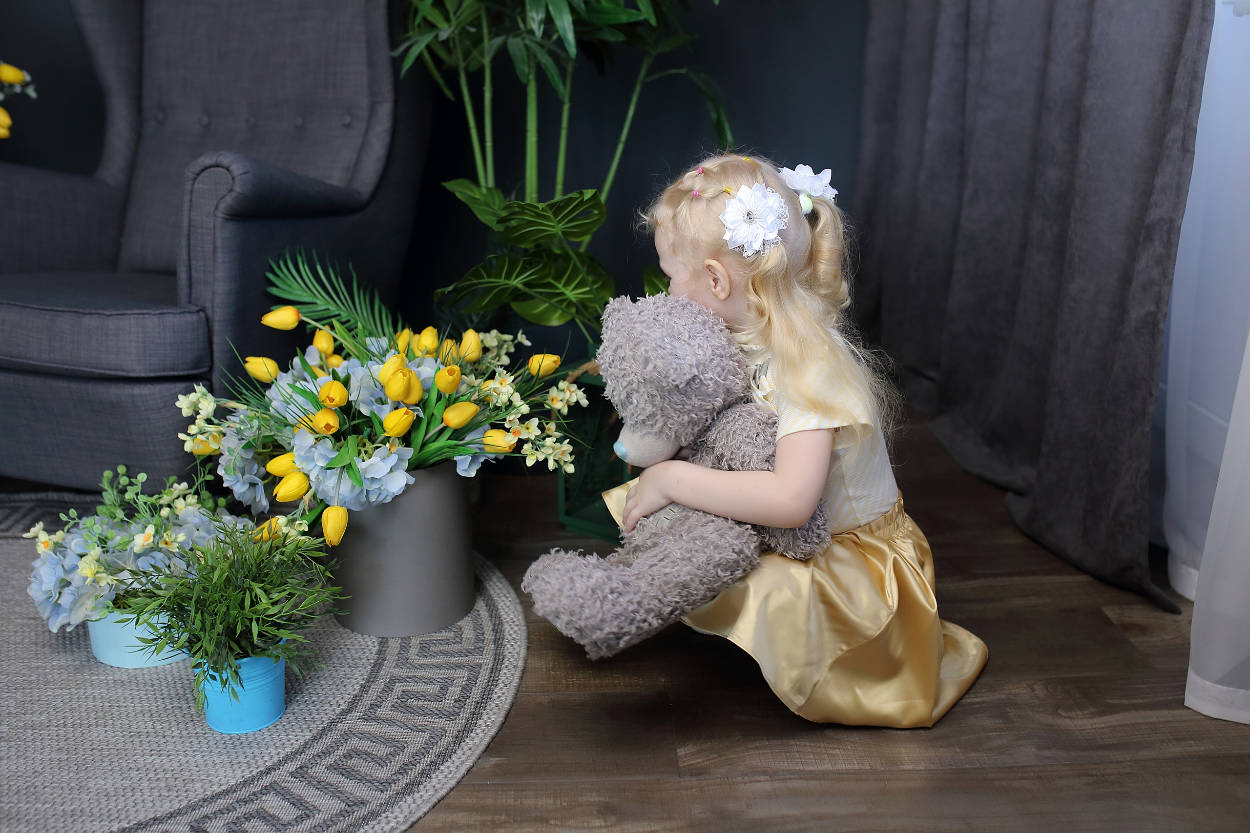 Детский фотограф Иркутск, девочка с мишкой