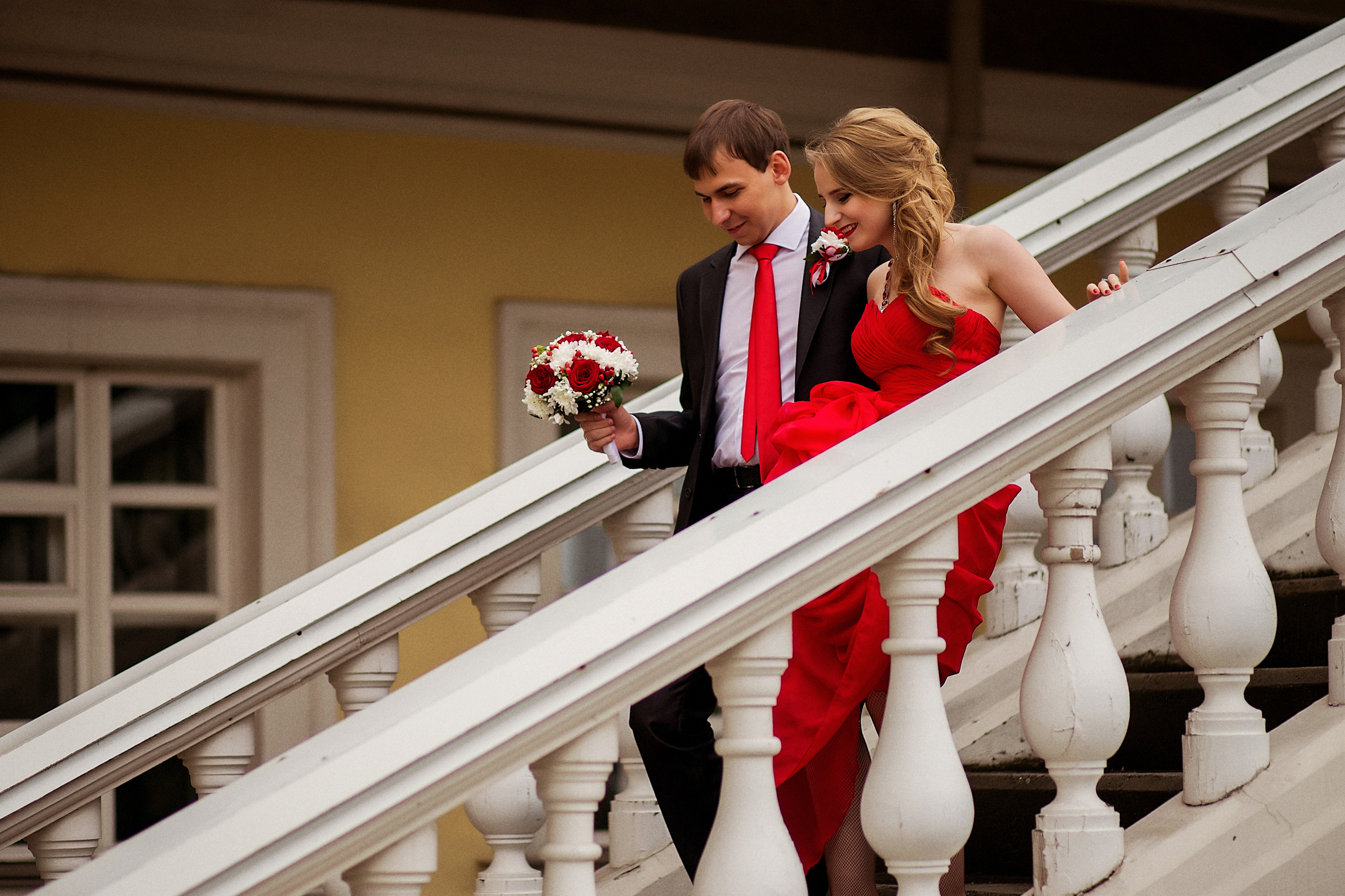 Александр Лихачев - свадебная фотография на красивой лестнице