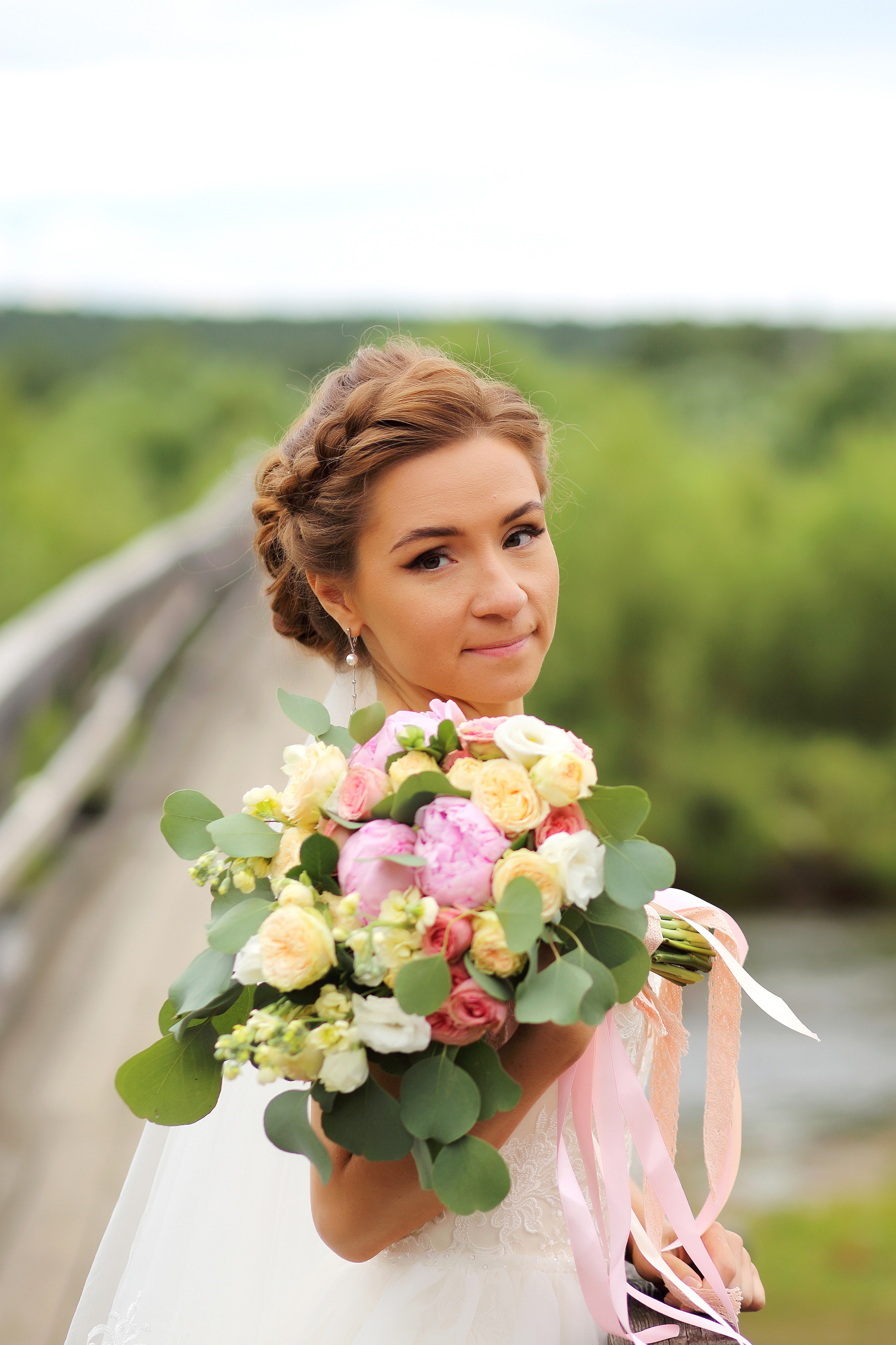 Свадьба в Иркутске, невеста на мосту