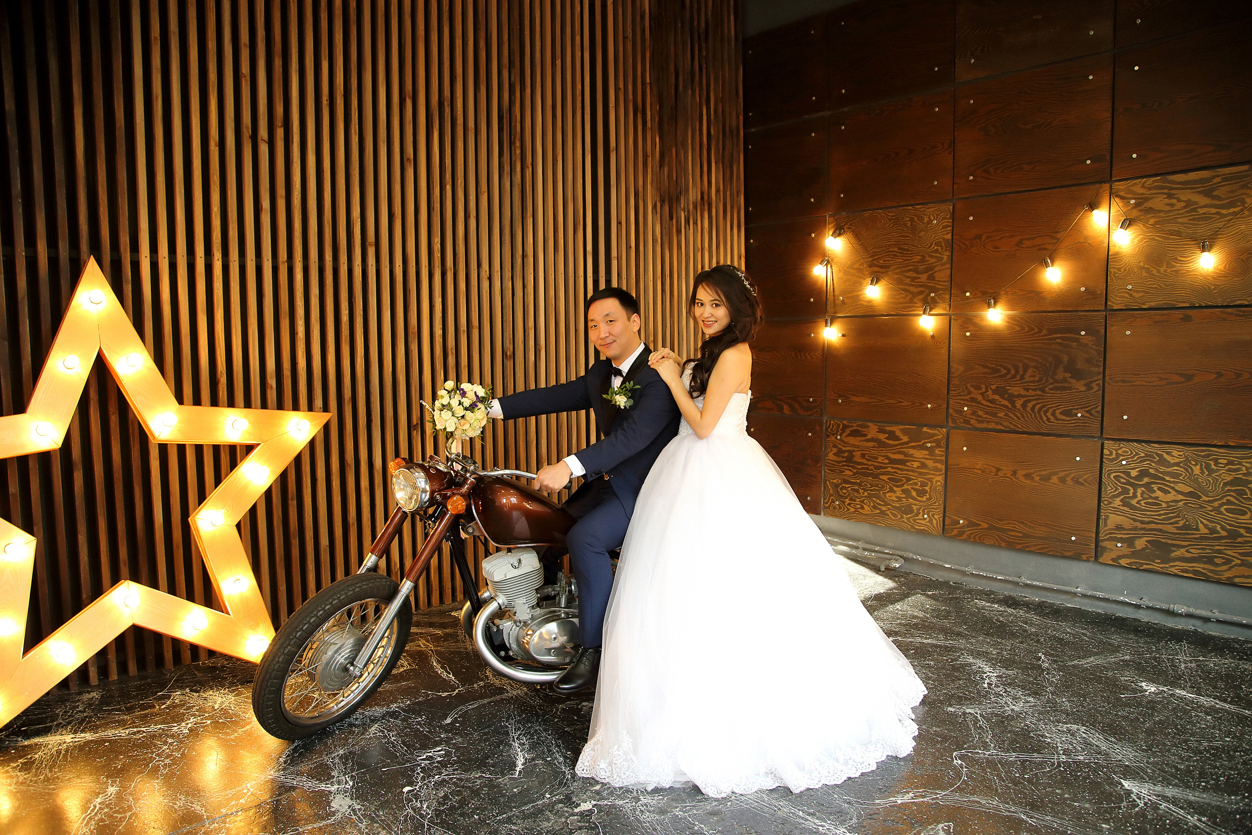 Свадебная фотография Иркутск, невеста на мотоцикле