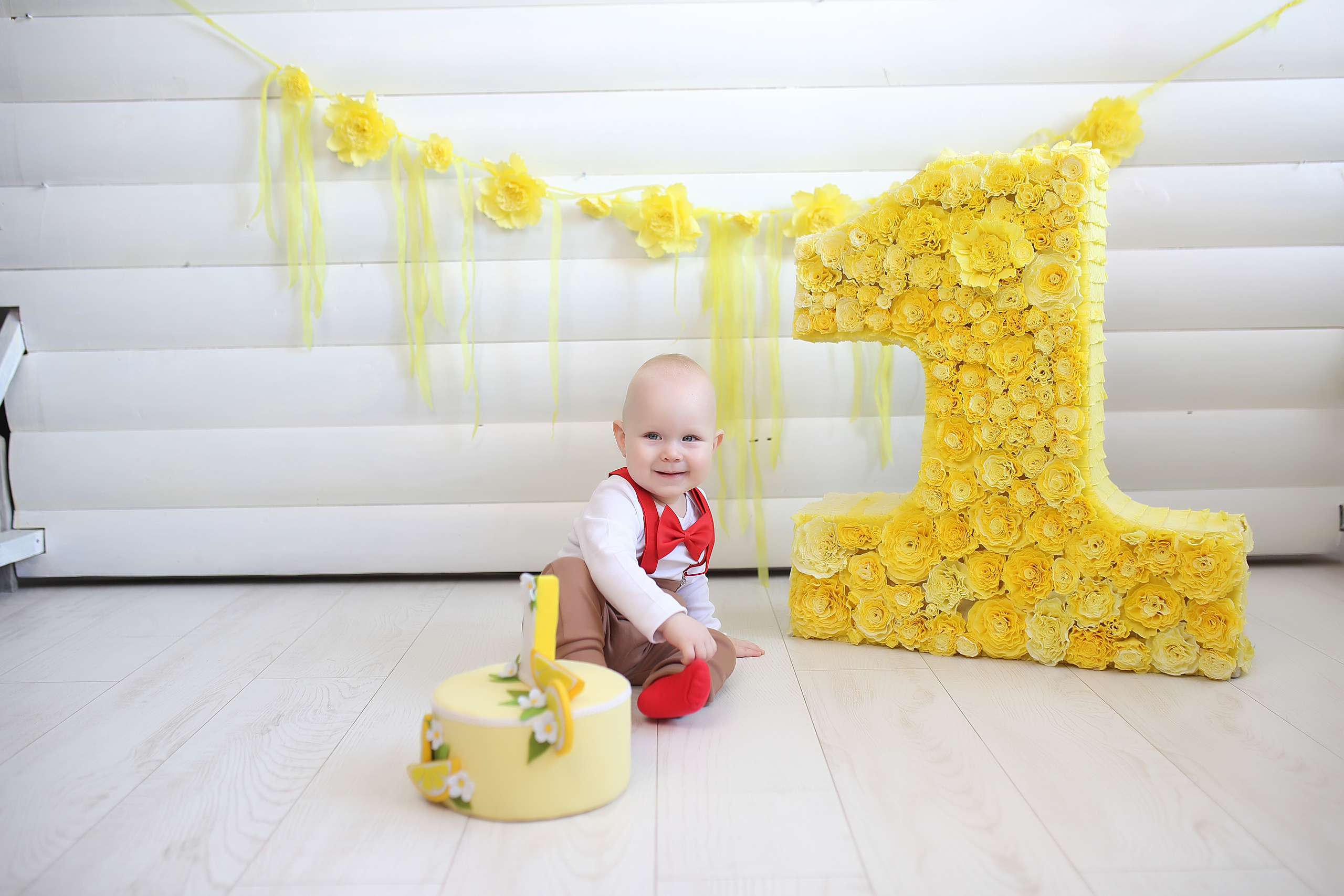 Детский фотограф Иркутск, желтая фотозона