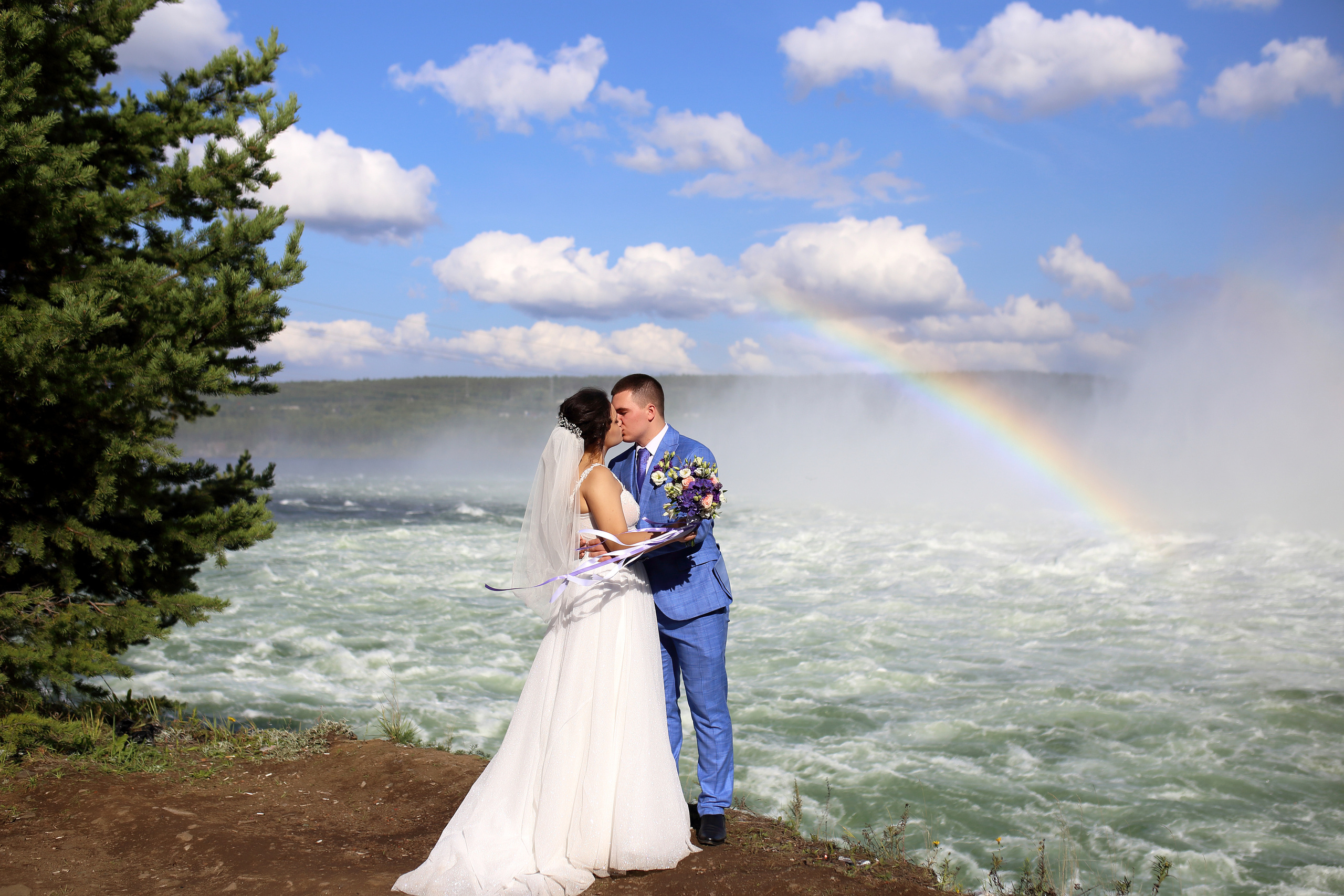Александр Лихачев фотограф - молодожены на фоне радуги