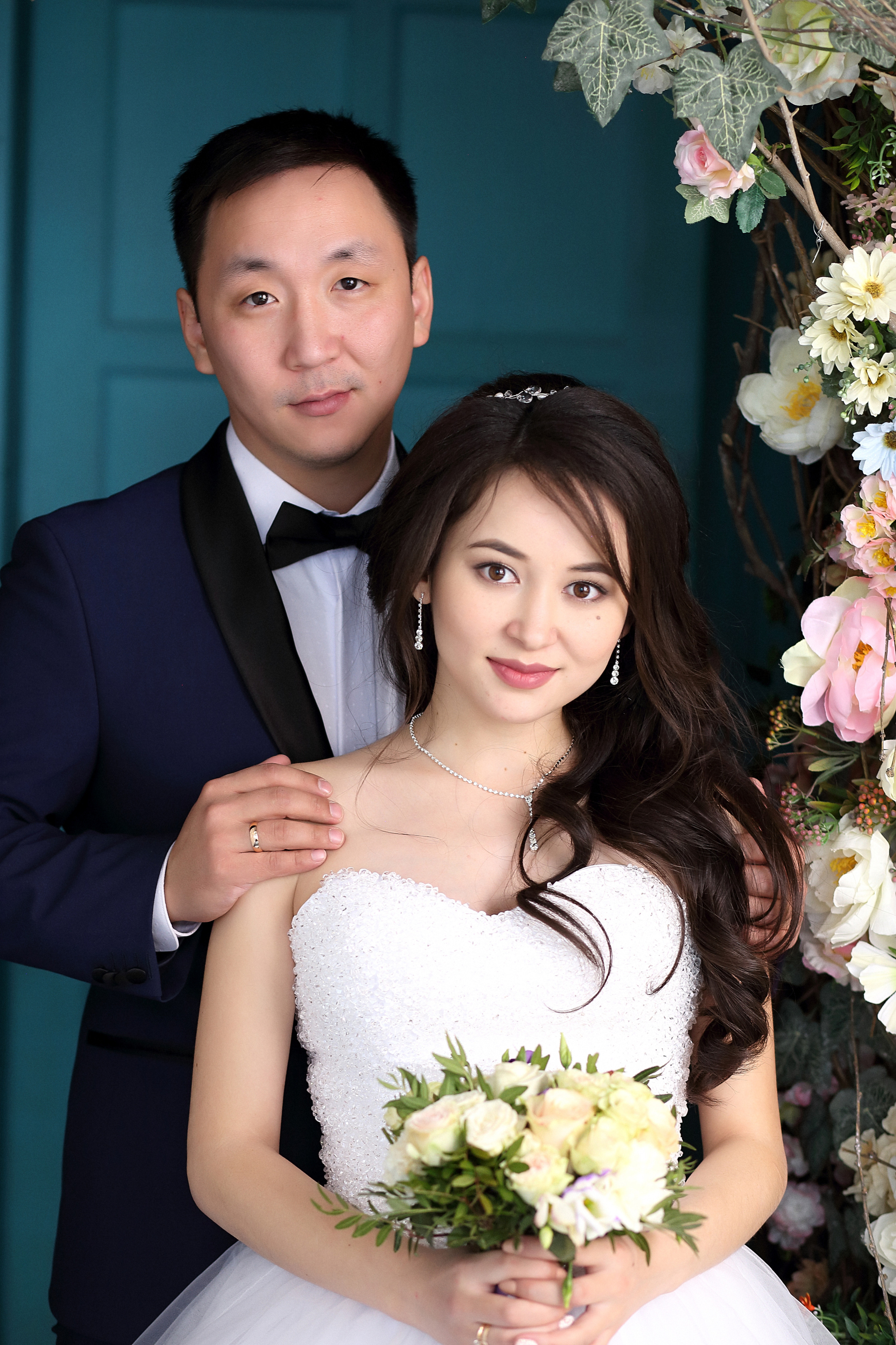 Александр Лихачев Иркутск - жених обнимает невесту