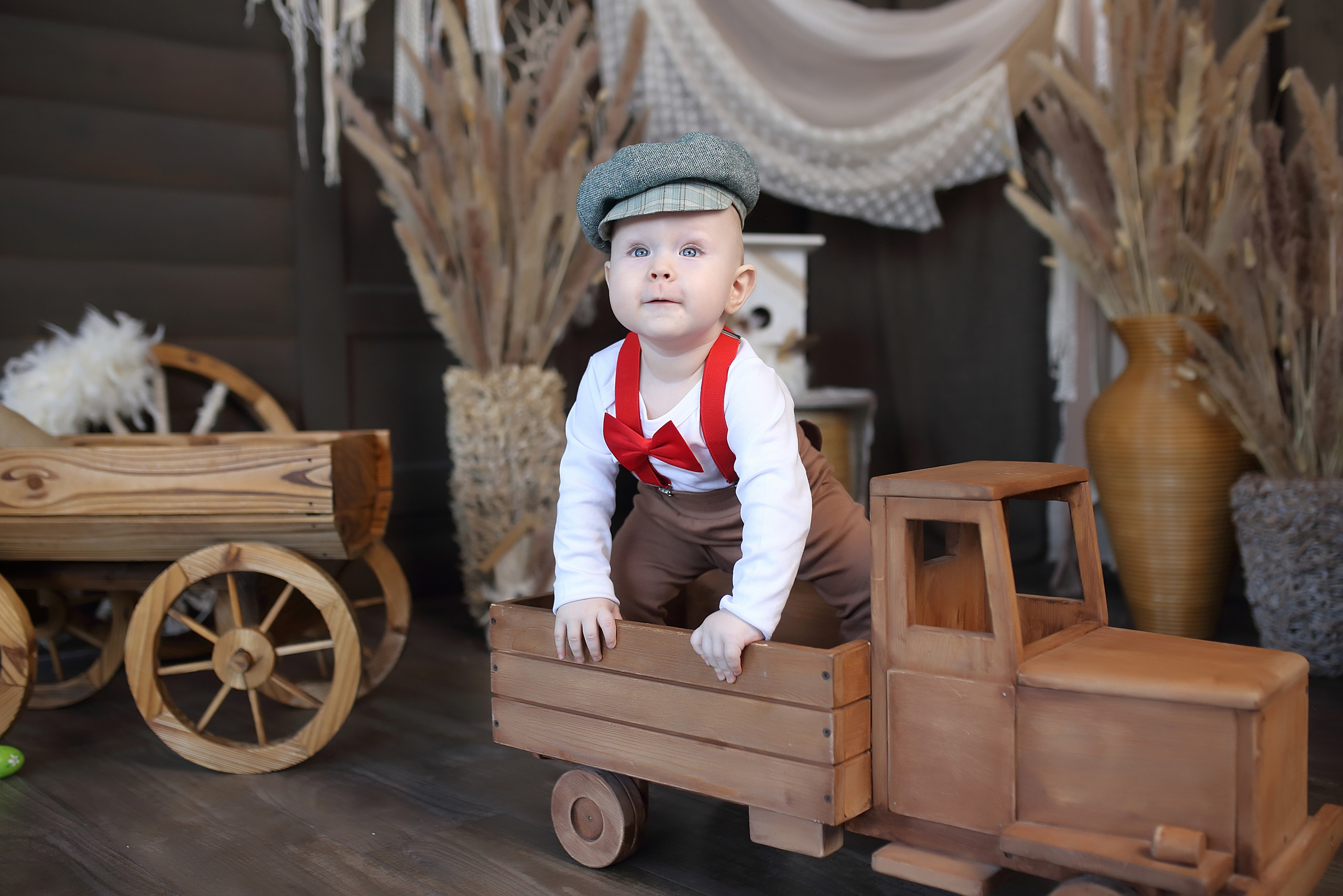 Детский фотограф Иркутск, мальчик в кепке