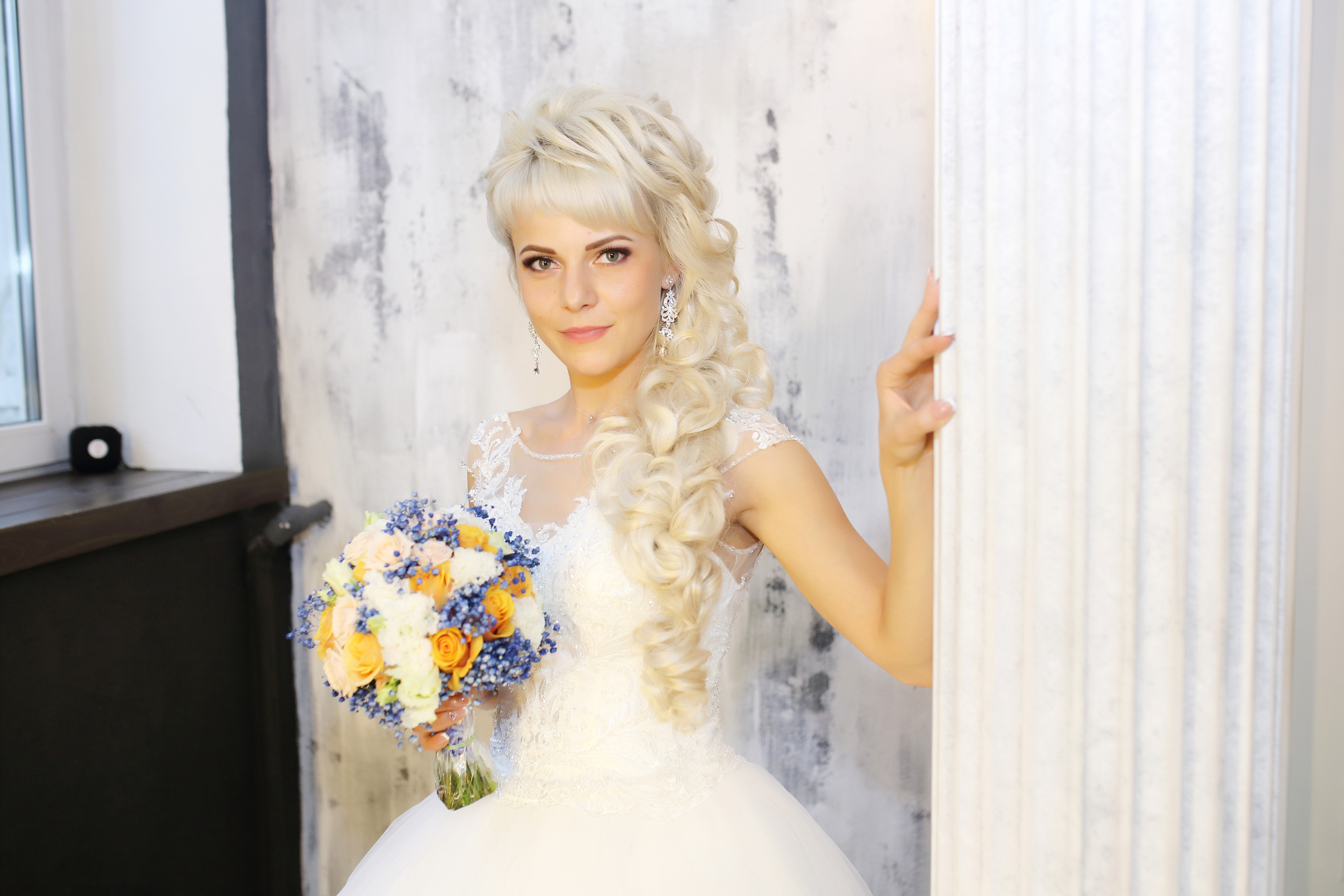 Свадьба в Иркутске, невеста у колонны