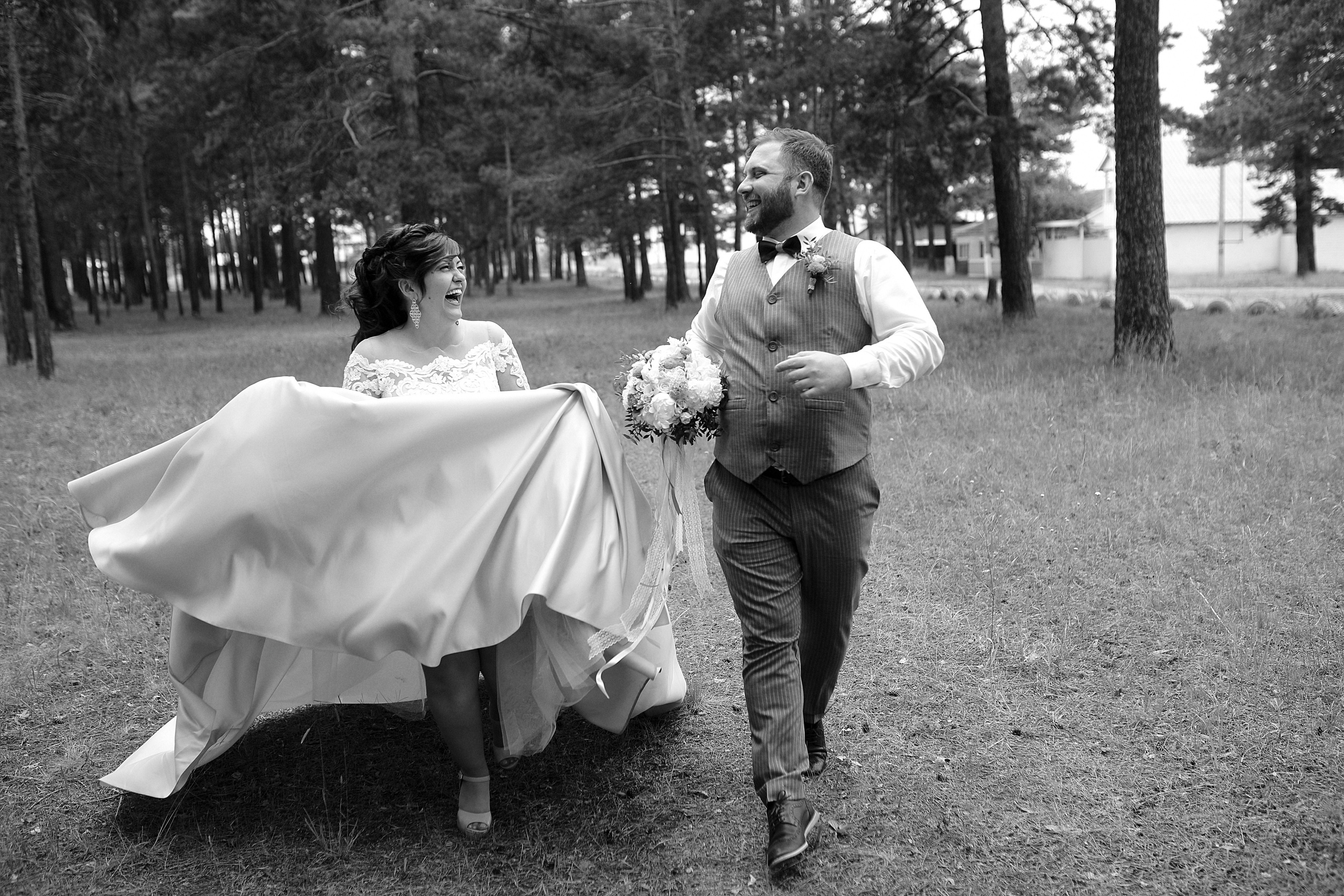 Свадьба Иркутск, молодожены бегут