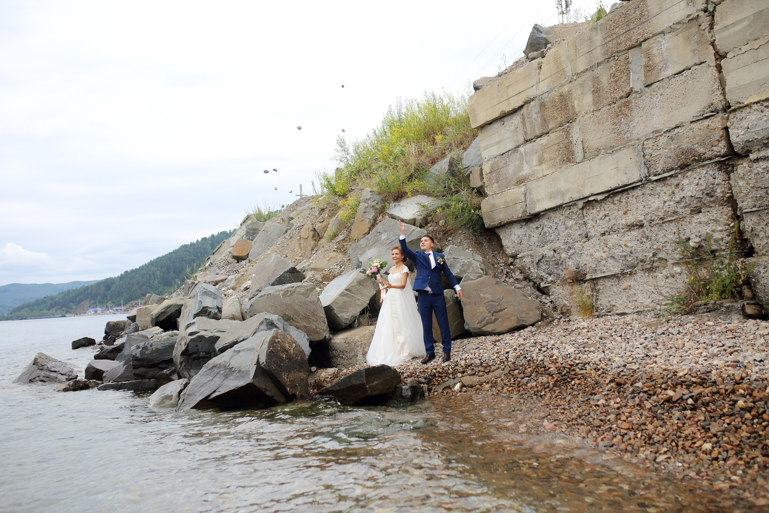 Свадьба Иркутск, фотография у воды