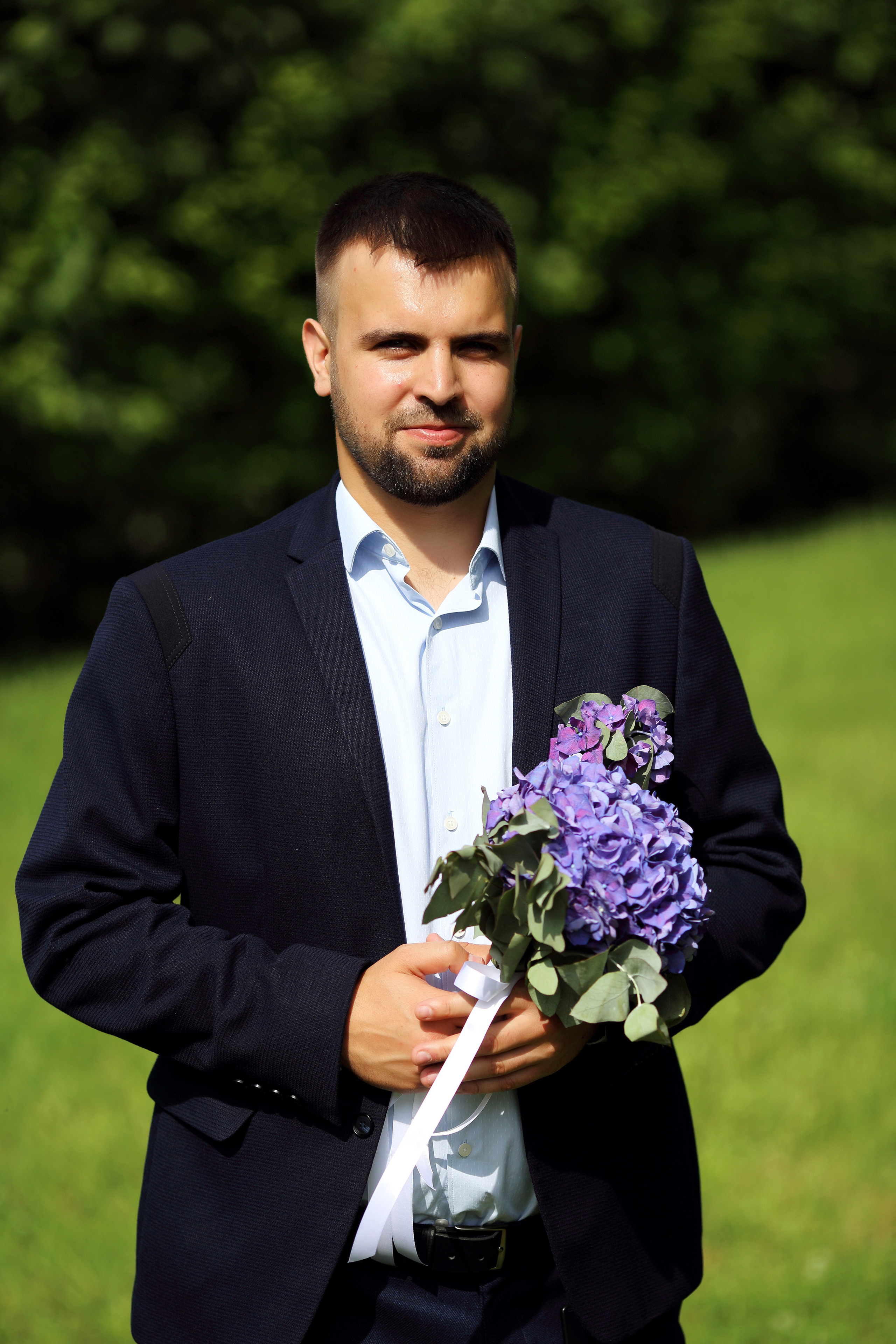 Иркутск, жених с свадебным букетом