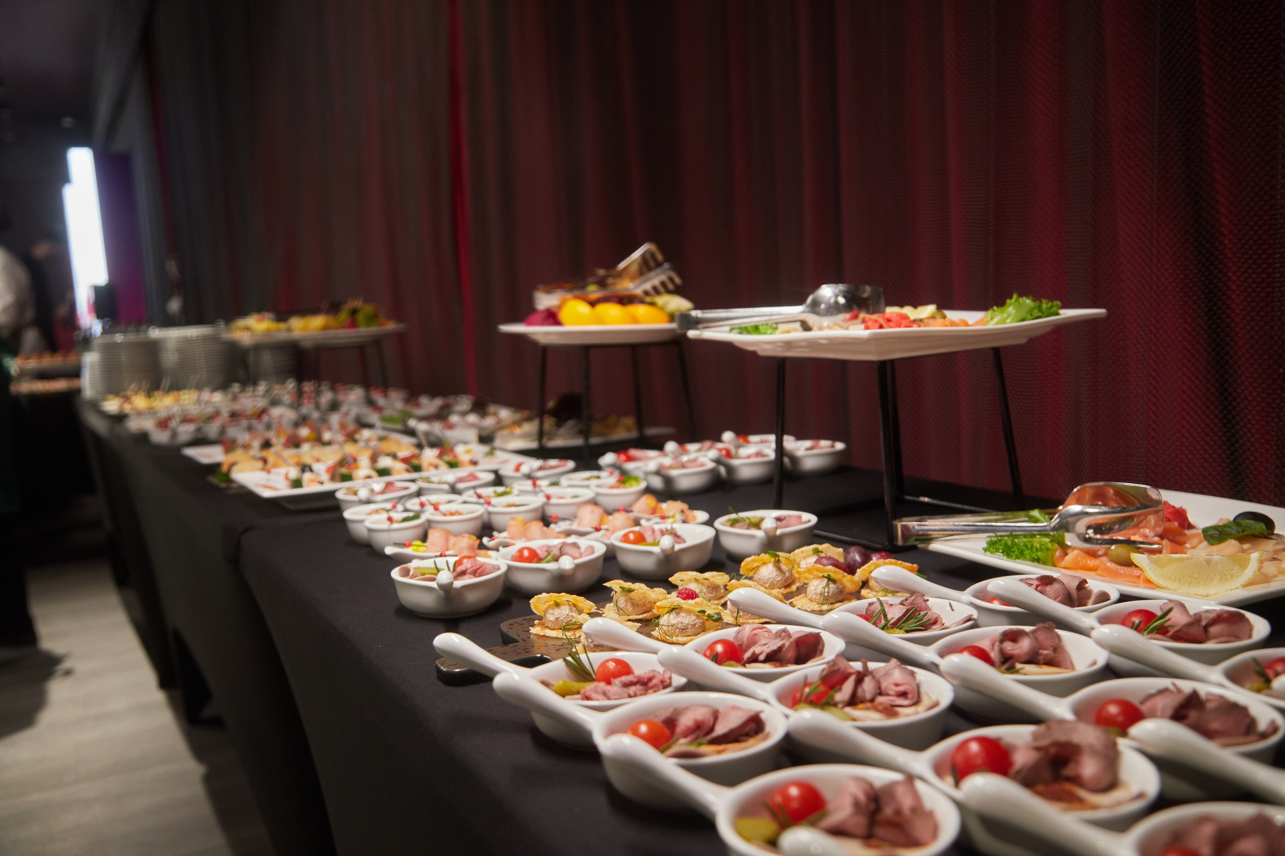 Фуршетный стол с канапе и закусками