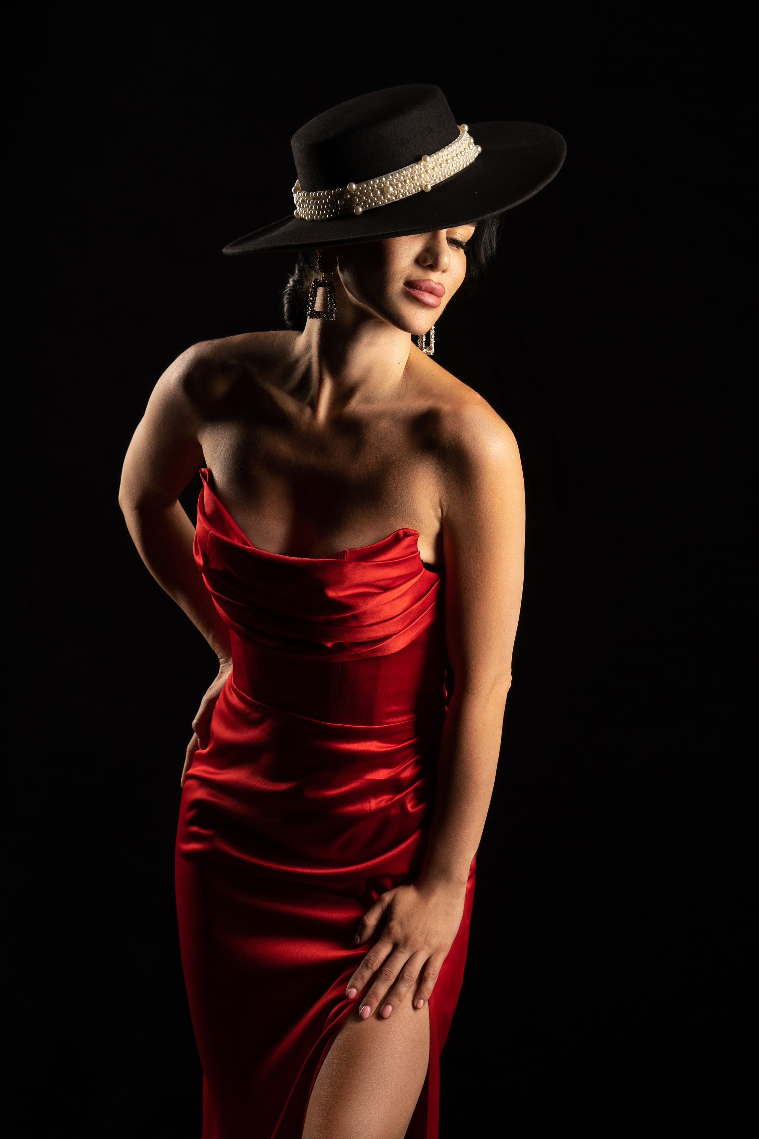 девушка в красном платье