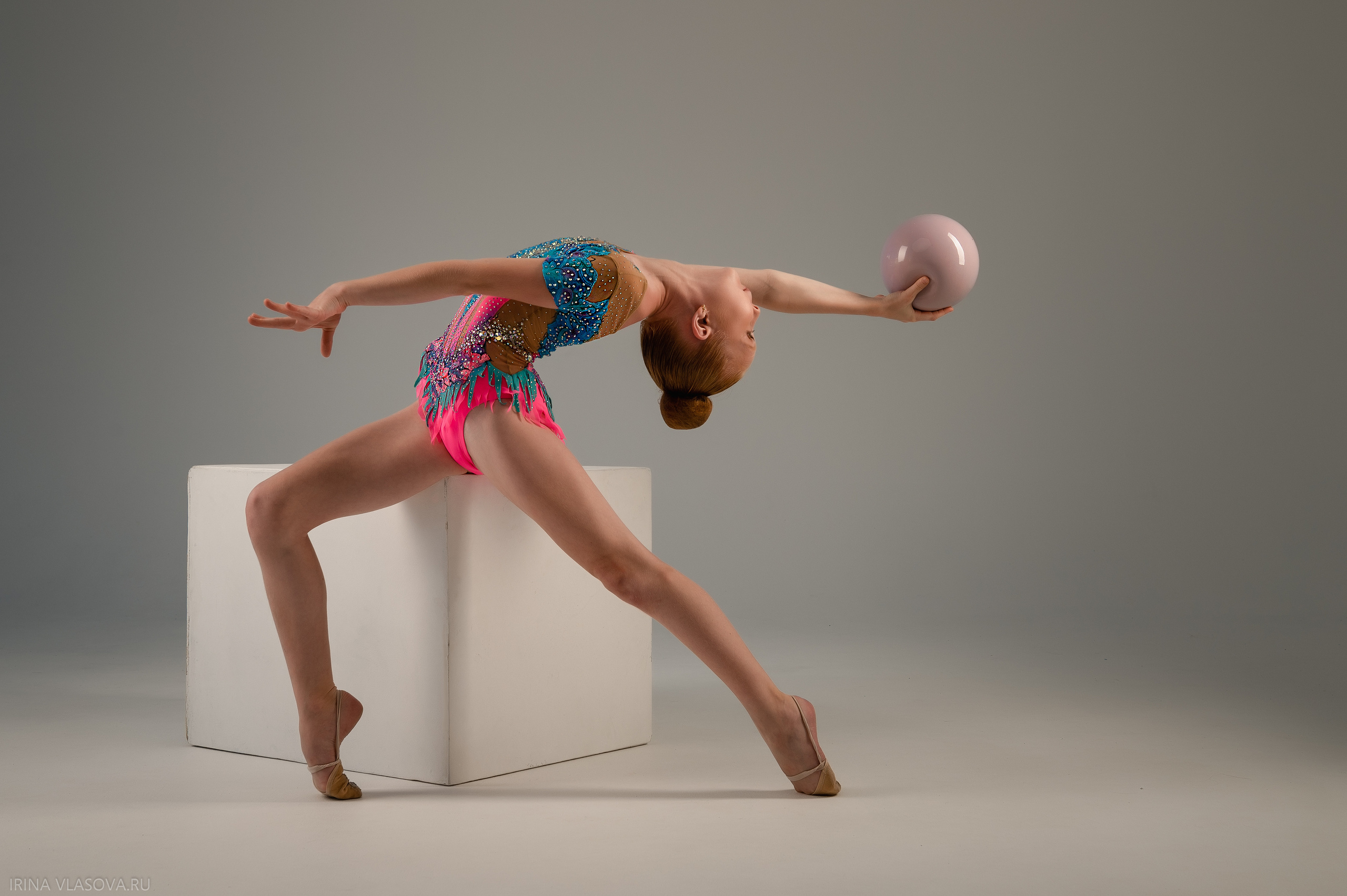 гимнастка с мячом топовый фотограф спортсменов