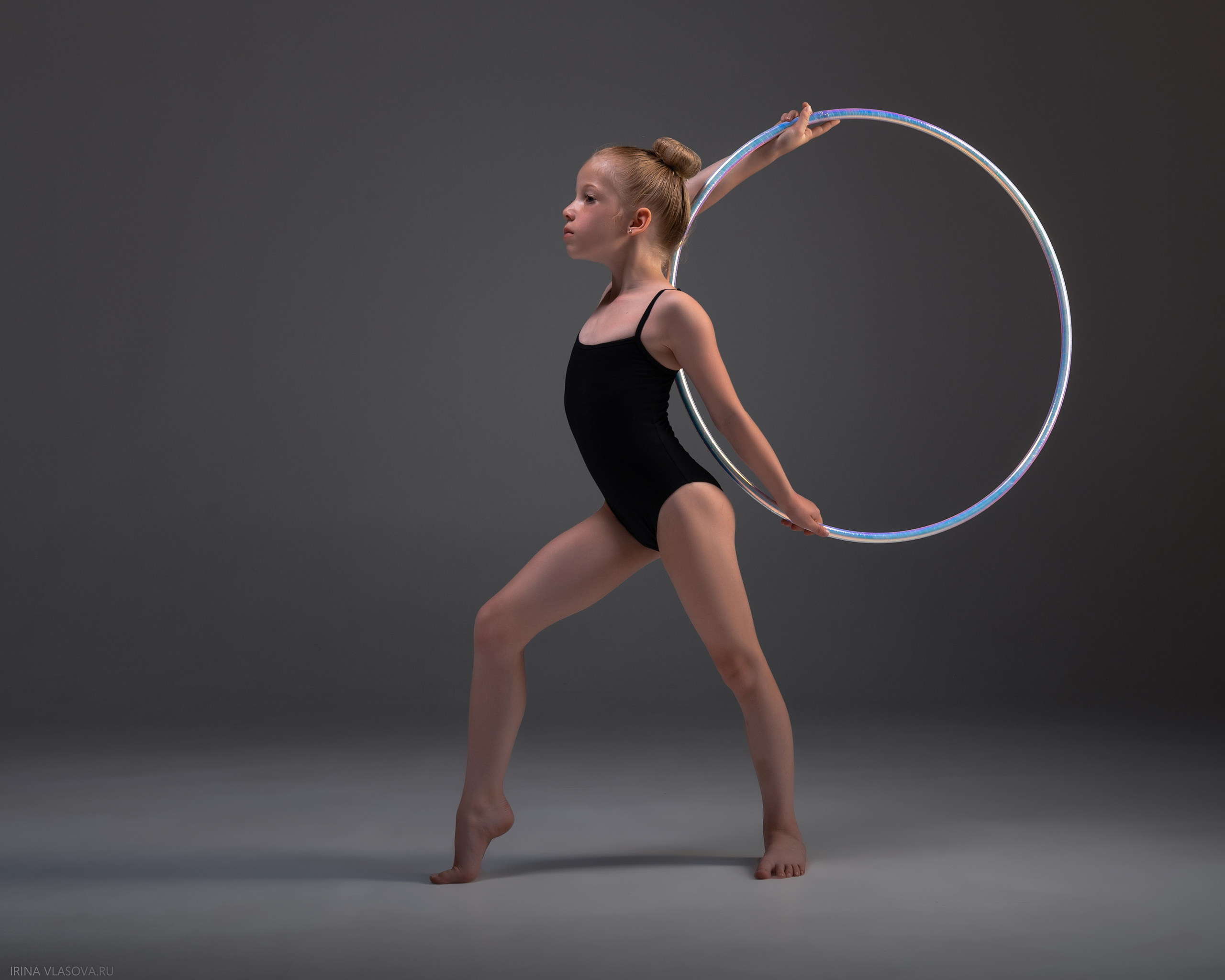 красивое фото гимнастки с обручем