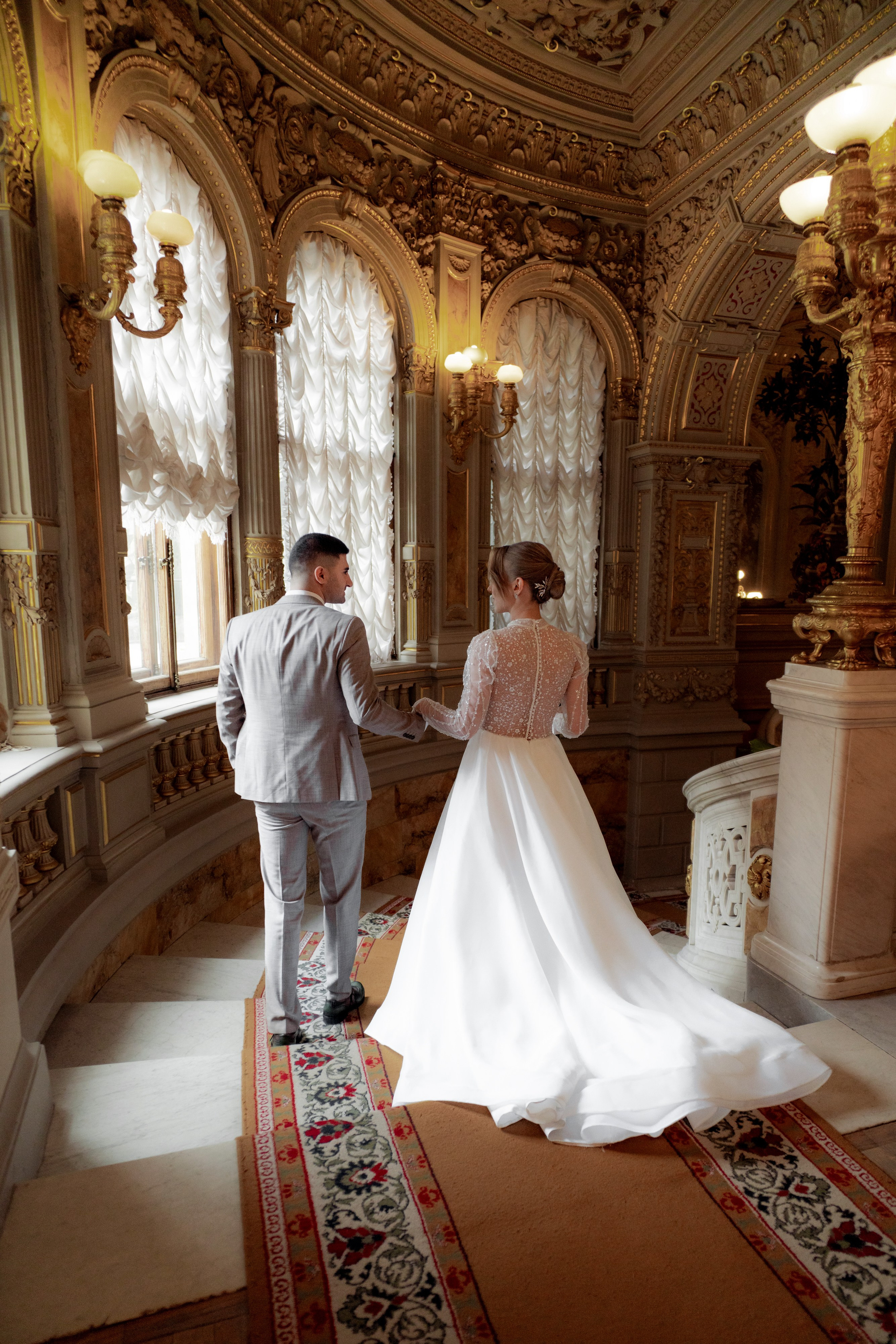 Жених и невеста в Доме ученых в Санкт-Петербурге. Свадебный фотограф Александр Невский в Санкт-Петербурге