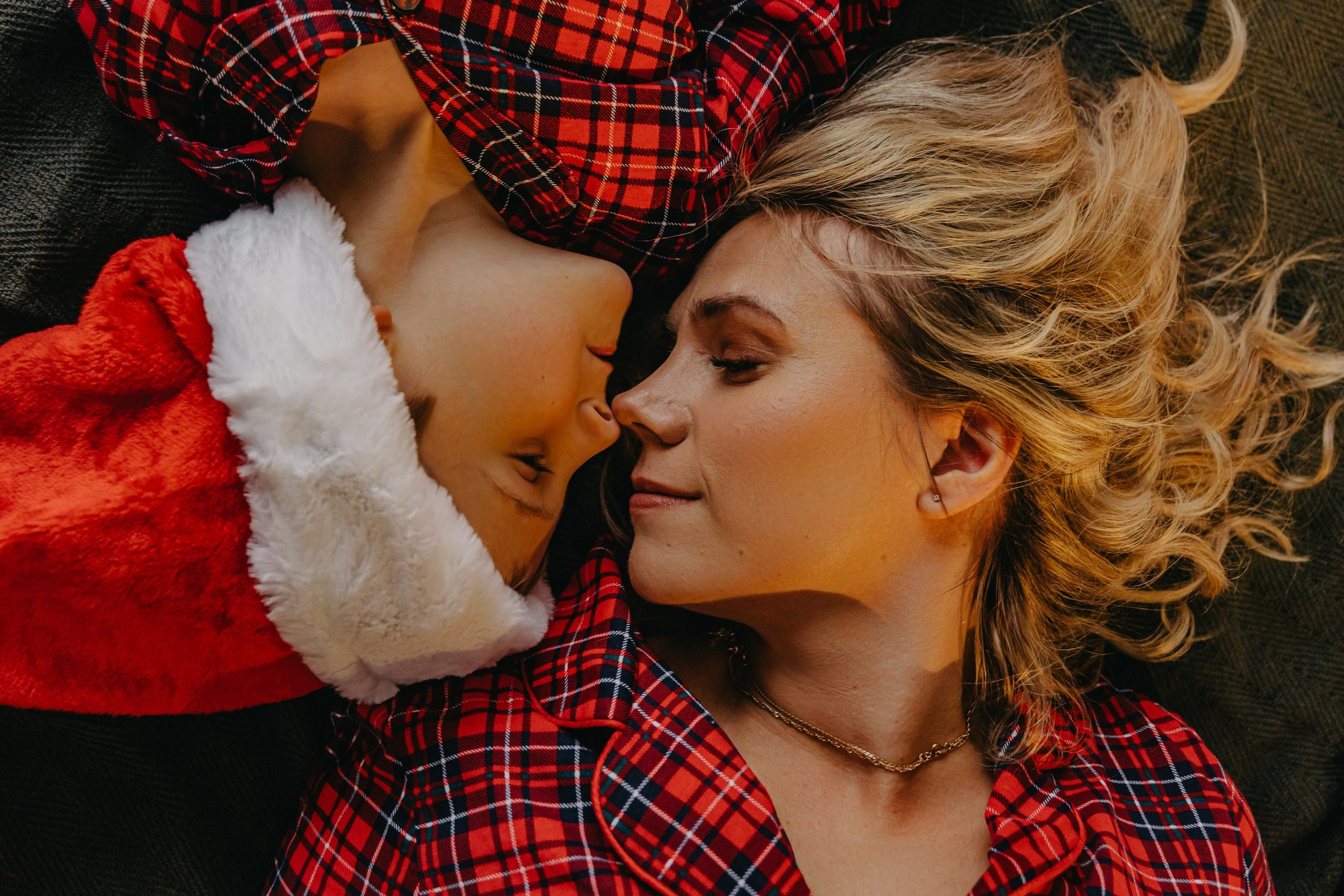 Мама и сын смеются вместе во время студийной съемки, Рыбинск