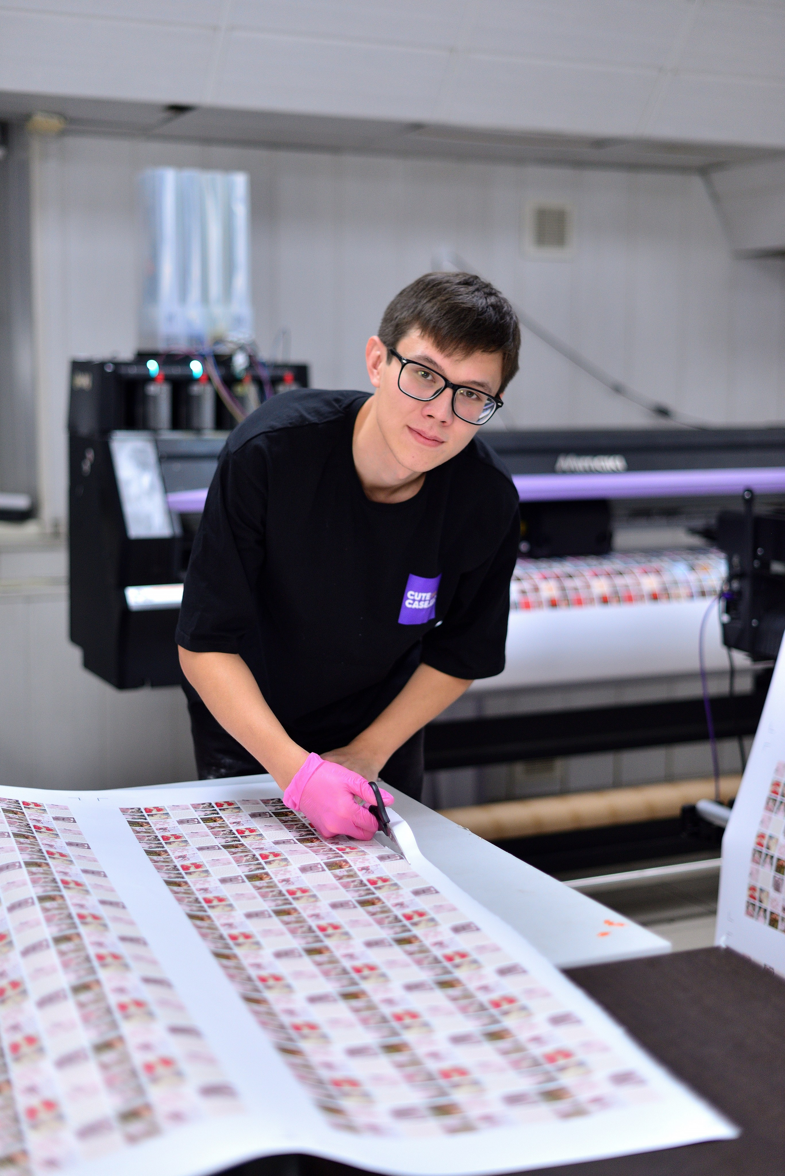 Производство 3D стикеров. Фотограф Сергей Сергеев