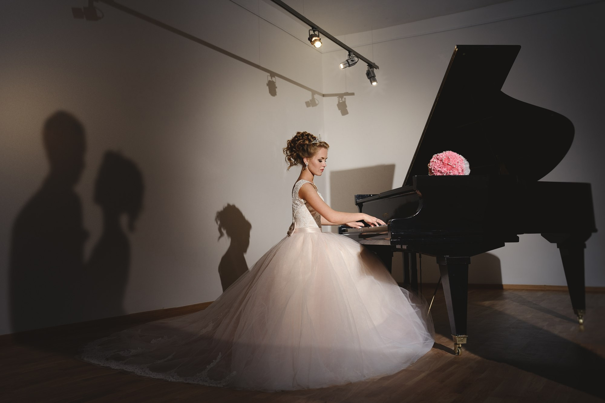 Свадебная Фотосессия в г. казани | Фотограф на Свадьбу в г. Казани Фотограф Садег Азарми тел. +79172288430 ✔ Сборы невесты и жениха✔ Утро невесты (детали, эмоции, подготовка)✔ Репортажная съёмка ЗАГСа и выездной регистрации✔ Свадебная прогулка✔ Фотосъёмка банкета и вечеринки✔ Креативные и тематические свадьбы✔ Свадьба на природе (лайфстайл)✔ Девичники и мальчишники