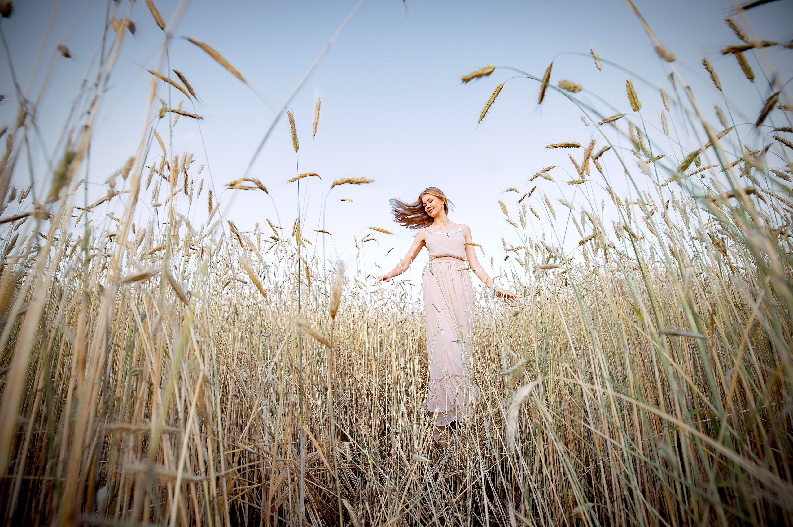 Фотосессия в пшеничном поле в Щелково. Свадебный и семейный фотограф Виктория Носачёва. Щелково, Москва и МО