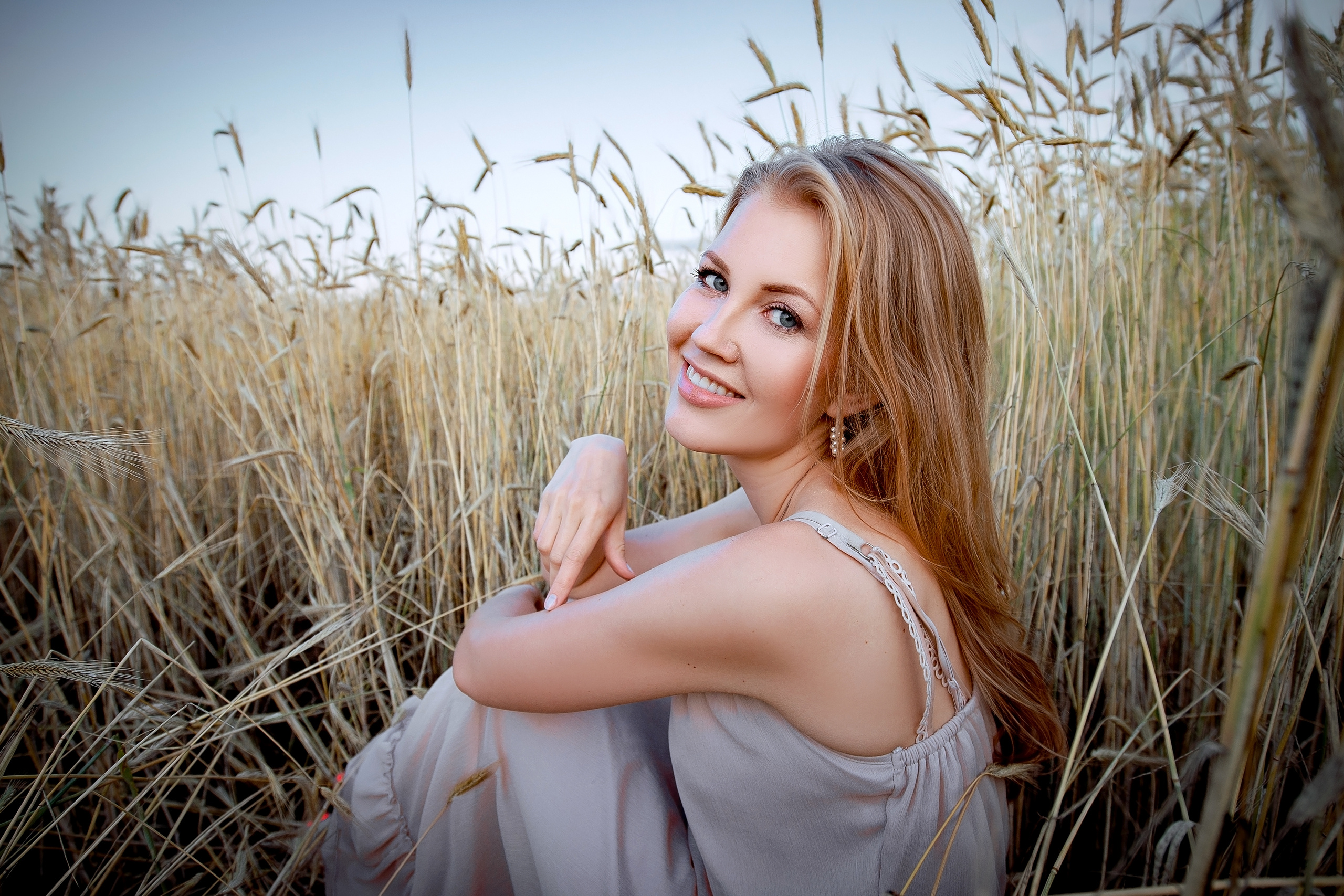 Фотосессия в пшеничном поле в Щелково. Свадебный и семейный фотограф Виктория Носачёва. Щелково, Москва и МО