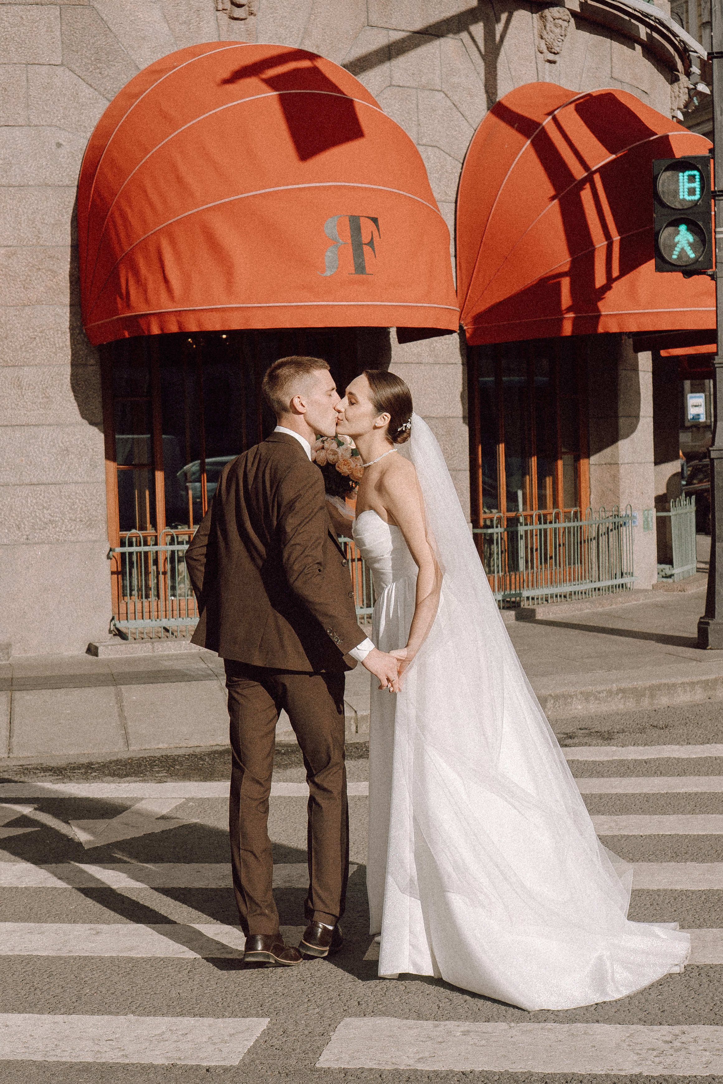 СВАДЕБНАЯ ПРОГУЛКА В САНТК-ПЕТЕРБУРГЕ (ИСАКИЕВСКИЙ СОБОР, ЗИМНЯЯ КАНАВКА, ЭРМИТАЖ И БОЛЬШАЯ МОРСКАЯ УЛИЦА). Профессиональный фотограф, Санкт-Петербург — Виктория Богомолова