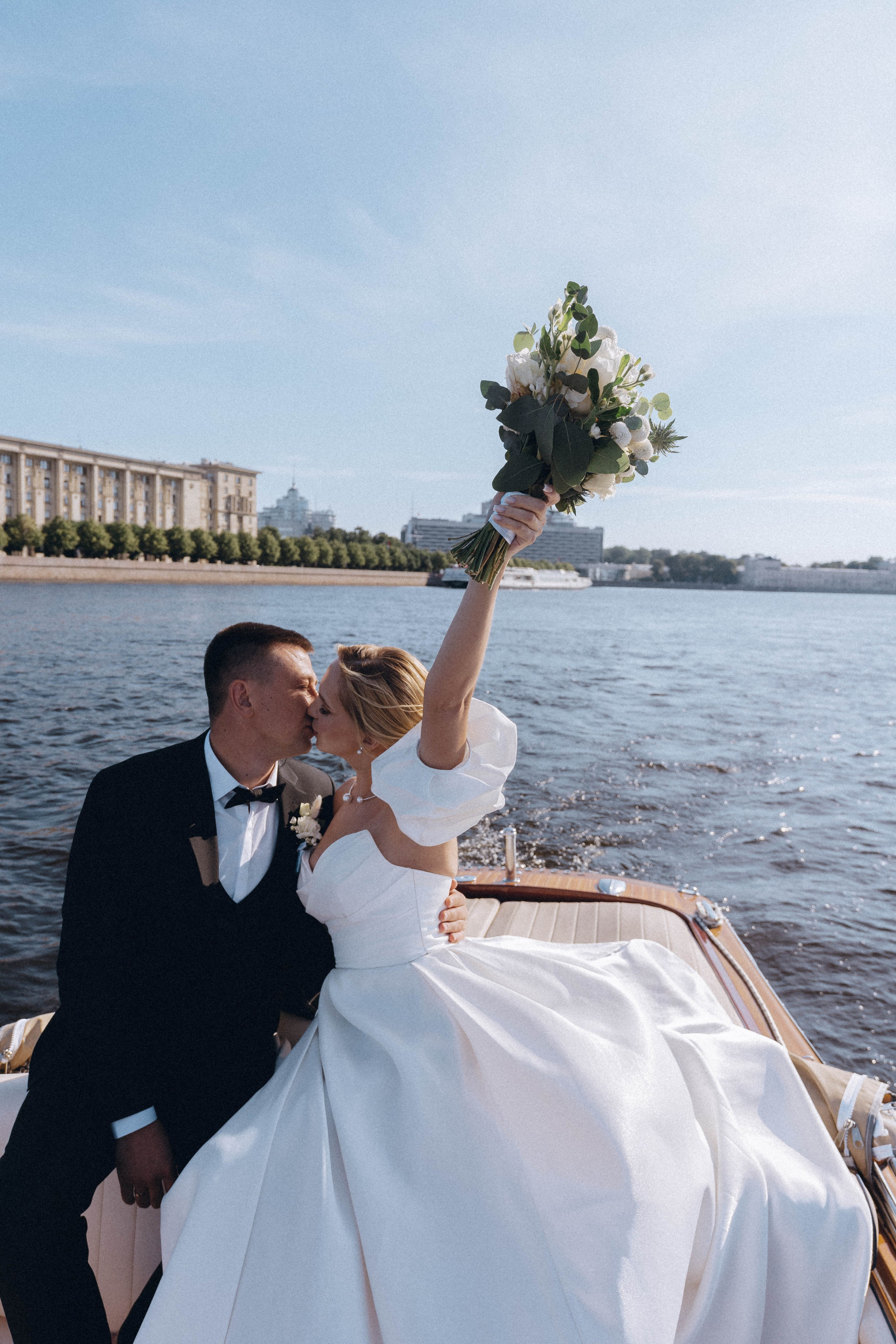СВАДЕНБНАЯ СЬЕМКА НА КАТЕРЕ ПО КАНАЛАМ САНКТ-ПЕТЕРБУРГА И В АКВАТОРИИ НЕВЫ. Профессиональный фотограф, Санкт-Петербург — Виктория Богомолова