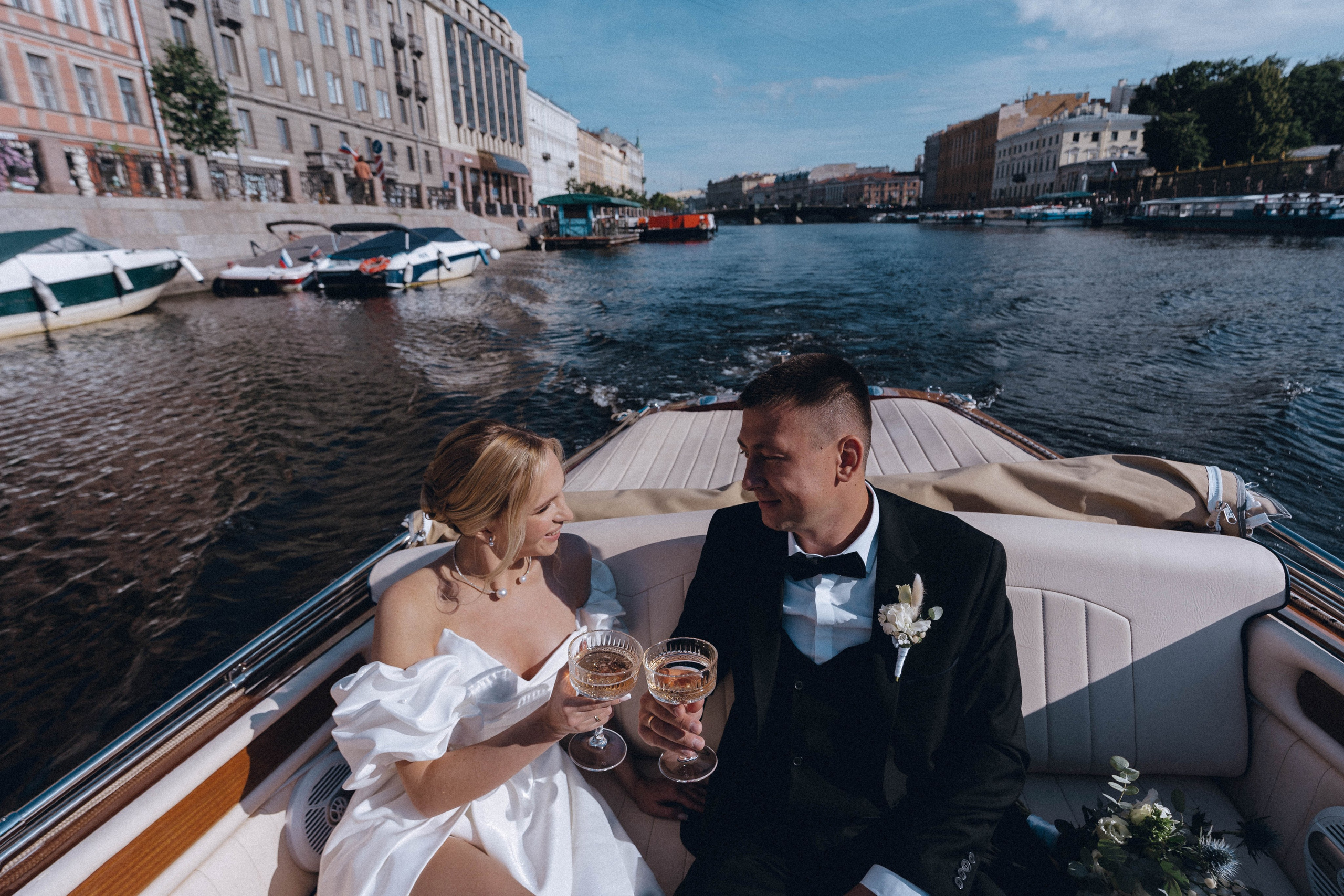 СВАДЕНБНАЯ СЬЕМКА НА КАТЕРЕ ПО КАНАЛАМ САНКТ-ПЕТЕРБУРГА И В АКВАТОРИИ НЕВЫ. Профессиональный фотограф, Санкт-Петербург — Виктория Богомолова