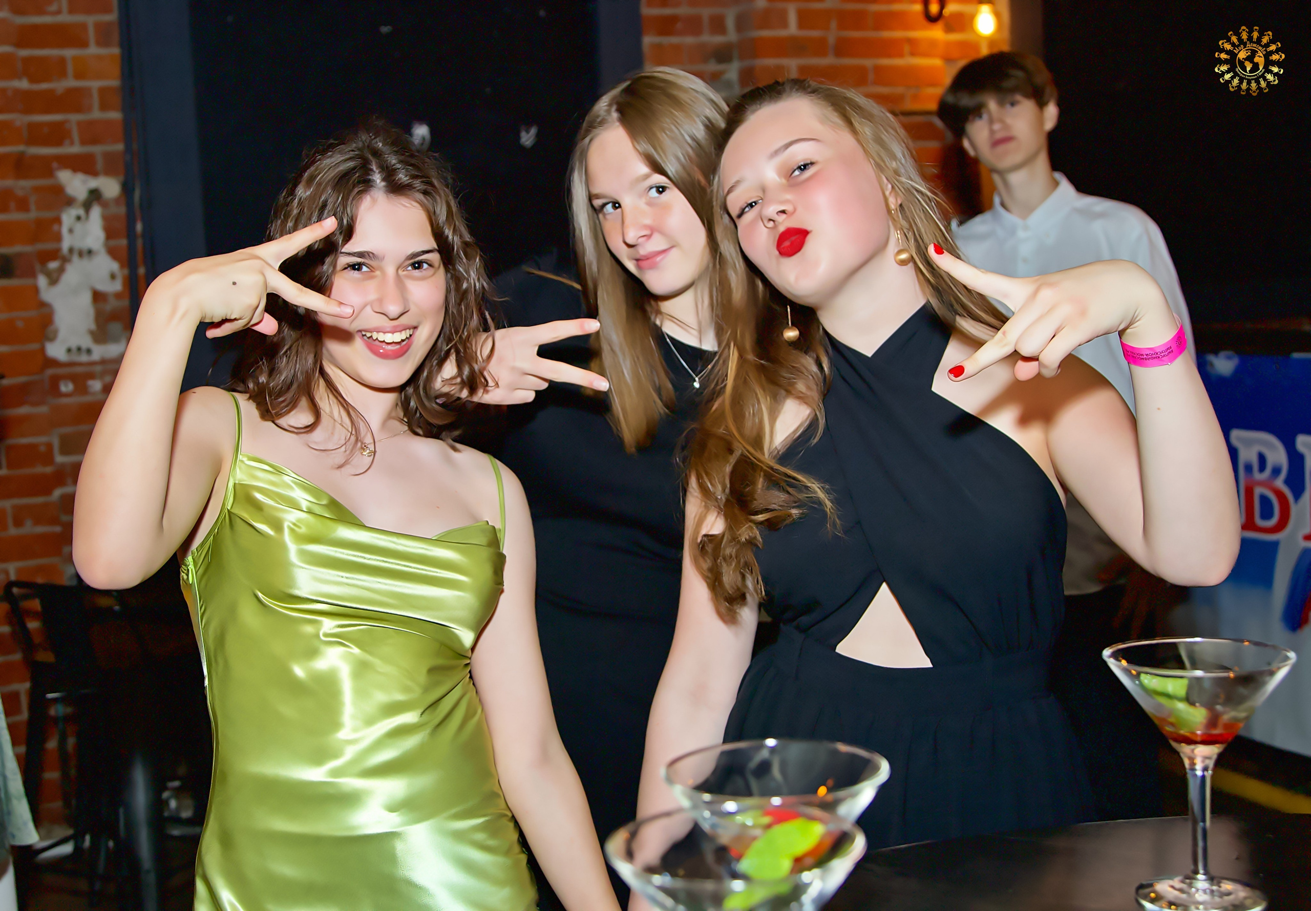 Выпускной 2023 (9-й класс, школа № 46). Loft Urban. Москва. Репортажная съемка в Москве и области. Анималистика