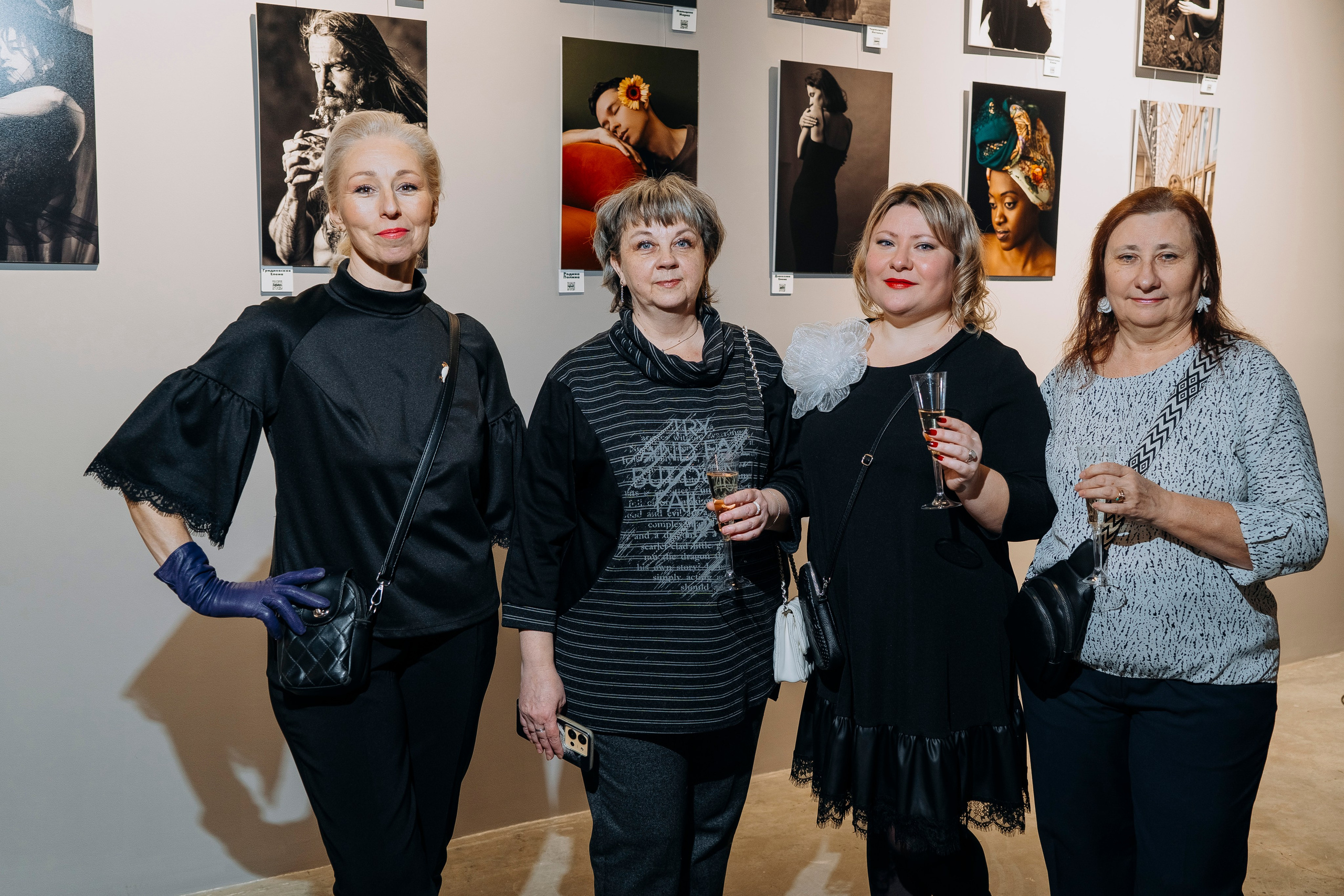 Вернисаж фотовыставки MFamilia «Гармония различий». Организация фотовыставок в Петербурге и Москве, MFamilia (МФамилия)