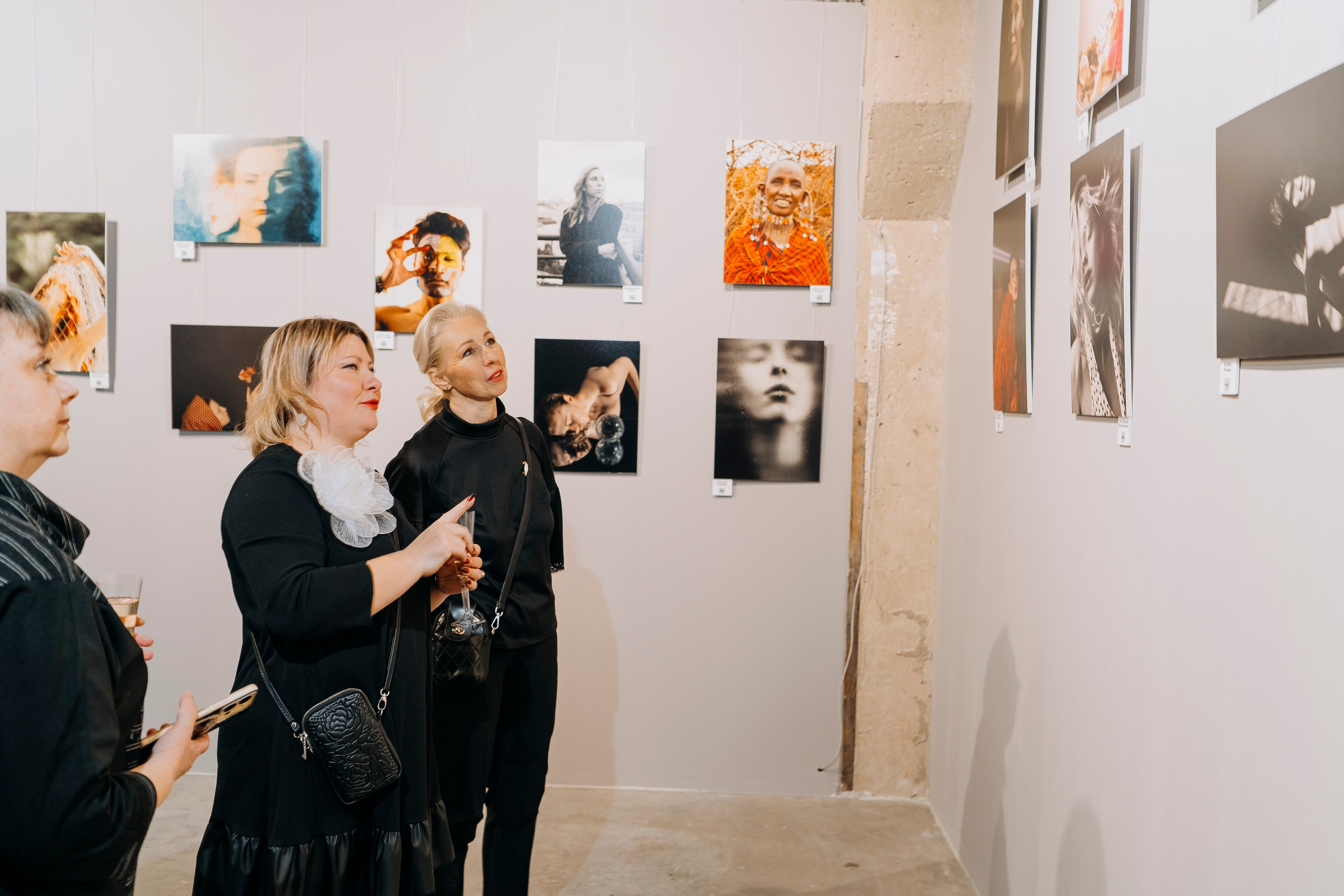 Вернисаж фотовыставки MFamilia «Гармония различий». Организация фотовыставок в Петербурге и Москве, MFamilia (МФамилия)