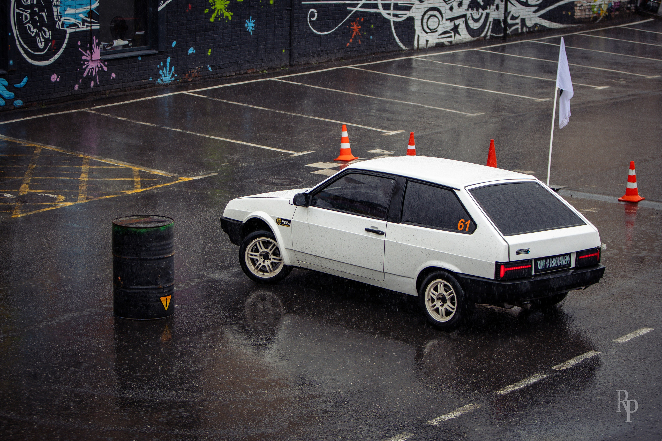 SHOWDOWN. Rusty Photographer