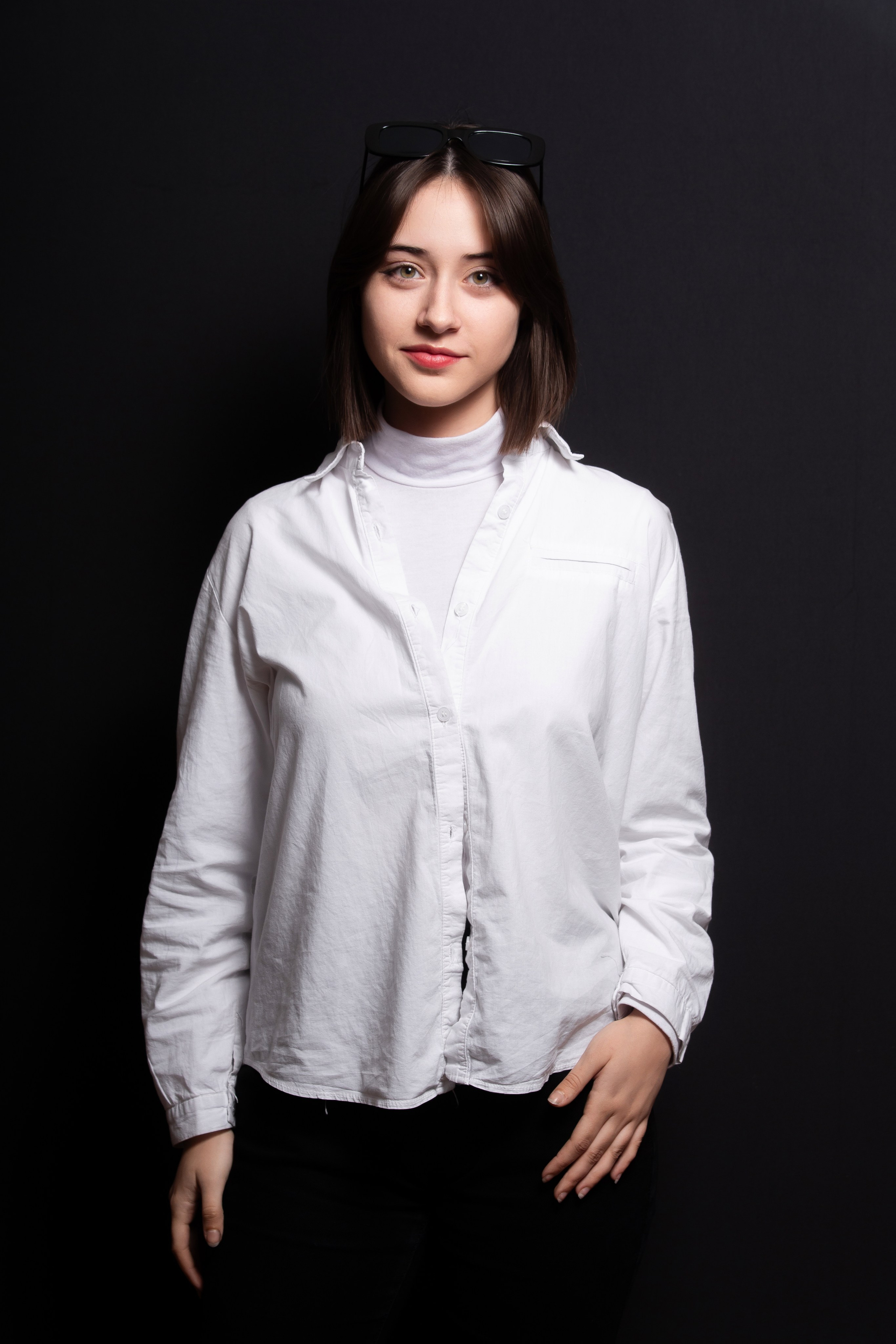 Портретная фотосессия для учеников 9 класса на чёрном фоне | Школьный фотограф Николай Богатырёв | Твой альбом / Твои правила. ТВОЙ АЛЬБОМ / ТВОИ ПРАВИЛА